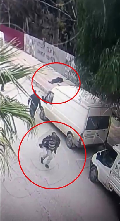 Kaldırım taşıyla gelen ölüm kamerada (Fotoğraflı) Ramazan İlın HATAY (İHA) - Hatay’ın Defne ilçesinde psikolojik rahatsızlığı bulunan şahıs ve 63 yaşındaki Nurettin Ateş arsında yaşanan kavgada elinde bıçak bulunan Ateş’in parke taşının kafasına isabet etmesiyle öldüğü anlar kameraya yansıdı. Olay, 22 Şubat 2025 tarihinde Defne ilçesi Harbiye Mahallesi’nde yaşandı. Mahallede yaşayan 63 yaşındaki emekli Nurettin Ateş, kaldırımda yürüdüğü esnada karşıdan gelen A.K. ile bilinmeyen bir nedenden tartıştı. Kısa sürede kavgaya dönüşen tartışmada zihinsel engelli raporu bulunan A.K., elinde bıçak bulunan ve kendine doğru savuran Ateş’e kaldırım taşı fırlattı. Ateş’in yere yığıldığını gören A.K. olay yerinden kaçtı. Olayı gören vatandaşlar durumu 112 Acil Çağrı Merkezi’ne haber verilmesinin ardından hastaneye kaldırıldı. Hastanede yoğun bakımında tedavi gören Ateş, 5 günlük yaşam mücadelesini kaybederek 27 Şubat 2025 tarihinde hayatını kaybetti. Olayın ardından tutuklanan A.K. 2 Haziran tarihinde görülen mahkemede şartlı olarak tahliye edildi. Tahliye edilen A.K’nin parke taşını Ateş’in kafasına atıp kaçtığı anlar anbean kameraya yansıdı. Yıllardır birlikte yaşadığı eşini kaybeden Kader A., şahsın tahliye edilip dışarıda olmasının kendileri için büyük yıkım olduğunu söyledi. "Şahsın tahliye edilmesi bizim için büyük bir yıkım oldu" Şahsın mahkeme tarafından tahliye edilmesinin kendilerini yıkıma uğrattığını söyleyen K.A, "Nurettin Ateş çok iyi biri, kimseye zararı olmayan ve çocuklarına düşkün biriydi. Nurettin, 63 yaşındaydı ve emekliydi. Harbiye Mahallesi’nde Nurettin, yolda yürürken biri tarafından kafasından kaldırım taşıyla vurularak hastaneye kaldırıldı. Hastanede yoğun bakıma alındı ve entübe edildi. Olay 2025 yılında, ben evdeyken bana telefon geldi, eşiniz hastanede hastaneye gelin dedi. Olaydan 3 gün sonra eşim vefat etti. Güvenlik kamerasında zaten görülmüş, kafasına parke taşı ile vurulmuş, Eşimin yoğun bakımda olduğu sürece şahıs tutuklanmadı ve akli dengesinin yerinde olmadığı öne sürüldü. Biz bu süreçte adalet savaşı vererek karakola giderek şahsı içeri alınmasını sağladık. Buradan yetkililerden talebim bu şahsın bir an önce tekrar tutuklanıp cezalandırılmasını istiyorum. Şahsın tahliye edilmesi bizim için büyük bir yıkım oldu" ifadelerini kullandı.