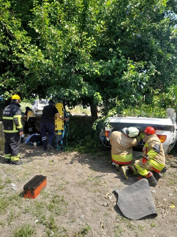 Erzin’de otomobil takla attı: 3 yaralı (Fotoğraflı) Mehmet Uras HATAY (İHA) - Hatay’da sürücüsünün direksiyon hakimiyetini kaybetmesiyle takla atarak ters dönen otomobilde bulunan 3 kişi yaralandı. Kaza; Erzin ilçesi Burnaz mevkiinde yaşandı. Sürücüsünün direksiyon hakimiyetini kaybettiği otomobil kontrolden çıkarak ters döndü. Kazada araç içerisinde sıkışan 3 şahsı itfaiye kurtardı. Yaralı vatandaşlar olay yerindeki ilk müdahalenin ardından hastaneye sevk edildi. Jandarma ekipleri kazayla ilgili inceleme başlattı.