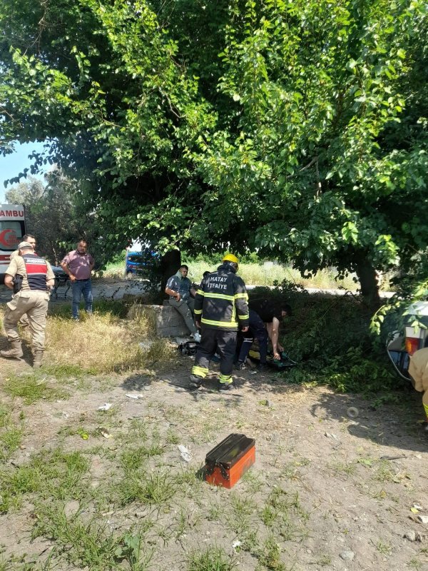 Erzin’de otomobil takla attı: 3 yaralı (Fotoğraflı) Mehmet Uras HATAY (İHA) - Hatay’da sürücüsünün direksiyon hakimiyetini kaybetmesiyle takla atarak ters dönen otomobilde bulunan 3 kişi yaralandı. Kaza; Erzin ilçesi Burnaz mevkiinde yaşandı. Sürücüsünün direksiyon hakimiyetini kaybettiği otomobil kontrolden çıkarak ters döndü. Kazada araç içerisinde sıkışan 3 şahsı itfaiye kurtardı. Yaralı vatandaşlar olay yerindeki ilk müdahalenin ardından hastaneye sevk edildi. Jandarma ekipleri kazayla ilgili inceleme başlattı.