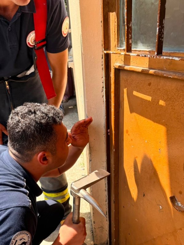 Parmağı kapıya sıkışan çocuğun imdadına itfaiye yetişti (Fotoğraflı) Selahattin Çetin HATAY (İHA) - Hatay'da evin demir kapısının arasına parmağını sıkıştıran çocuğun parmağı itfaiye ekiplerinin operasyonuyla kurtarıldı. Antakya ilçesi Bağrıyanık Mahallesi’nde küçük çocuğun parmağı evin demir kapısına sıkıştı. Kendi imkanlarıyla çocuğun parmağını sıkıştığı yerden çıkaramayan aile durumu itfaiye ekiplerine bildirdi. İhbar üzerine bölgeye itfaiye ekibi sevk edildi. Acı çeken çocuk, itfaiye ekiplerinin koordineli çalışmasıyla kurtarılarak rahat nefes aldı.