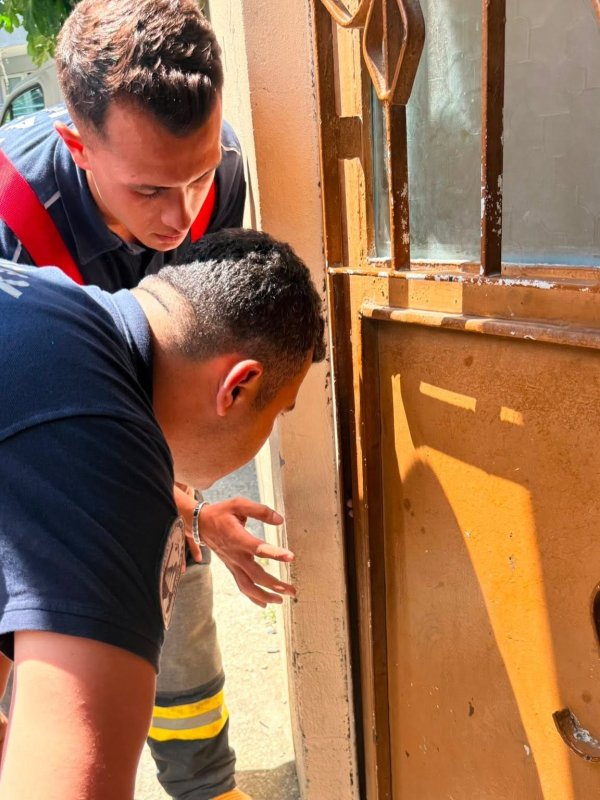 Parmağı kapıya sıkışan çocuğun imdadına itfaiye yetişti (Fotoğraflı) Selahattin Çetin HATAY (İHA) - Hatay'da evin demir kapısının arasına parmağını sıkıştıran çocuğun parmağı itfaiye ekiplerinin operasyonuyla kurtarıldı. Antakya ilçesi Bağrıyanık Mahallesi’nde küçük çocuğun parmağı evin demir kapısına sıkıştı. Kendi imkanlarıyla çocuğun parmağını sıkıştığı yerden çıkaramayan aile durumu itfaiye ekiplerine bildirdi. İhbar üzerine bölgeye itfaiye ekibi sevk edildi. Acı çeken çocuk, itfaiye ekiplerinin koordineli çalışmasıyla kurtarılarak rahat nefes aldı.