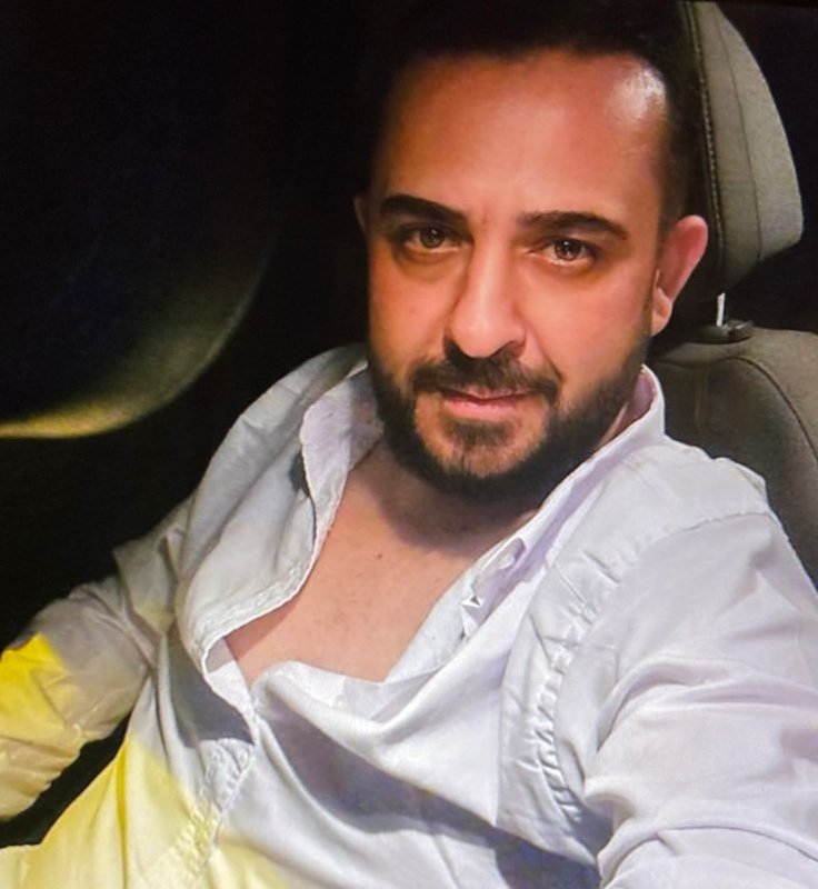 Ekmek teknesi küle dönmesin diye mücadele eden esnafın yüzü ve vücudu yaşanan patlamayla yandı (Fotoğraflı) Ramazan İlın HATAY (İHA) - Hatay'ın Defne ilçesinde tostçuluk yapan esnaf Umut Sovuksu'ya ait konteyner iş yeri alevlere teslim olarak yandı. Yangını söndürmek isterken iş yerinde alevler içerisinde kalan ve yaşanan patlamayla eli ve yüzü yanan esnaf Sovuksu, yangına müdahale ettiği sırada suratına bir cisim patladığını söyledi. Yangın, Defne ilçesi Orhanlı Mahallesi'nde bulunan konteyner iş yerinde çıktı. Tostçuluk yapan esnaf çalıştığı esnada bilinmeyen bir nedenle yangın çıktı. Alevlerin yükseldiği iş yeri, 10 dakika içerisinde alev topuna döndü ve içerisinde patlamalar yaşandı. Yangını fark eden esnaf ve komşular, yangın tüpleriyle yangını söndürmeye çalışsa da başarılı olamayınca durumu 112 Acil Çağrı Merkezi'ne ihbarda bulundu. İhbar üzerine olay yerine itfaiye ekipleri ve ambulans sevk edildi. Kısa sürede bölgeye gelen itfaiye ekipleri, yangına müdahale ederek iş yerlerine sıçramadan söndürüldü. Çıkan yangından dolayı konteyner iş yeri kullanılamaz hale gelirken yangını söndürdüğü esnada yaralanan esnaf ambulansla hastaneye kaldırıldı. Yüzünde ve vücudunun çeşitli yerlerinde yanık oluşan esnaf Sovuksu, kendi çabasıyla yangına müdahale ettiği sırada patlama yaşanmasıyla yaralandığını söyledi. "Kendi çabamla öncelikle yangına müdahale ettiğim sırada emin olmadığım bir patlama meydana geldiğinde suratıma bir cisim patladı" Yangını söndürmeye çalıştığı esnada patlama yaşanmasıyla yüzünün yandığını ifade eden esnaf Umut Sovuksu, "Depremden önce de ben esnaftım ve market işletmeciliği yapıyordum. Marketim yıkıldıktan sonra belli bir süre bazı sebeplerden dolayı çalışamadık. Kendi imkanlarımızla, eş, dost ve akrabanın desteğiyle bir konteyner kurduk. Market işletmeciliğine devam ettik. Depremden sonra bir türlü işlerimiz yolunda gitmedi. Bir sürü aksaklıklar, bir sürü sıkıntılar yaşadık ama yaşam mücadelesine devam ediyoruz. Şimdi biz market işletmecinin dışında biraz sektörü küçülterek var olan markete önce büfeye çevirdiğimde tost vesaire şeyler yapmaya başladım. Bir tık daha genişleterek pişirim evi oluşturdum. Yangın esnasında mangalı tutuşturmak için közleri ocağa koymuştum ve eksik olan malzememi gidermek için hemen yan tarafta komşuma gittim. O malzemeyi alıp gelene kadar olay zaten dört dakika içerisinde oldu. Dükkanıma döndüğümde dükkanımın bir kısmı alevler içerisindeydi. Ben de o can havliyle komşularıma zarar gelmesin ve emeğimle kurduğum dükkanımdan bir şeyler kurtarırım ümidiyle o can havliyle alevlerin arasına daldım. Kendi çabamla öncelikle yangına müdahale ettiğim sırada emin olmadığım bir patlama meydana geldi. Ne patladığını şu ana kadar da bilmiyorum ama suratıma bir cisim patladı. Birden kendimi içerisinde buldum ve daha sonra kendimi güç bela dumanların içerisinde dışarı attım" dedi. "Şu anki tedavi aşamam ilk geldiğim güne nazaran ilerlemeler katledildi ve ilk geldiğim gün çok daha kötüydüm" Tedavisinin daha iyiye gittiğini söyleyen Umut Sovuksu, "Şu anki tedavi aşamam ilk geldiğim güne nazaran tabii ki ilerlemeler katledildi. İlk geldiğim gün de çok daha kötüydüm. Şükürler ki sevdiklerimin yanımda olması, kendi direncimi bırakmam ve hasta olmayı ben kabul etmedim. Çünkü ben hasta değilim. Sadece kısa süreliğine bir yaşıyorum sağlık olarak ama bunu atlatacağım. Sosyal medyada, işlevimi kaybetmiş ve kimsesizmiş diye söyleyenler vardı ama öyle bir şey yok. Çok şükür ailem de yanımda ve işlevimi de kaybetmedim. Belediye başkanımla görüştüm. Kaymakamlıktan beni aradılar sağ olsunlar, bir talep oluşturdular ve destek vereceklerini söylediler. Belediye başkanından ricada bulundum ve bazı sözler aldım. Benim bir şey istemem aslında gerek yok. Yetkililerin bunu kendileri görüp kendileri bir şeyler yapması gerekiyor. Benim durumum ortada gelsinler ve kendileri görsünler. Ne yapmak istiyorlarsa, ne yapabilirlerse ellerinden ne geliyorsa o şekilde ben destek bekliyorum" ifadelerini kullandı.
