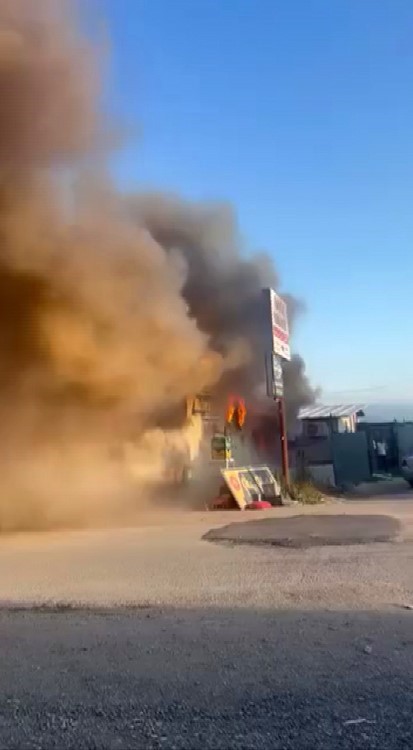 Ekmek teknesi küle dönmesin diye mücadele eden esnafın yüzü ve vücudu yaşanan patlamayla yandı (Fotoğraflı) Ramazan İlın HATAY (İHA) - Hatay'ın Defne ilçesinde tostçuluk yapan esnaf Umut Sovuksu'ya ait konteyner iş yeri alevlere teslim olarak yandı. Yangını söndürmek isterken iş yerinde alevler içerisinde kalan ve yaşanan patlamayla eli ve yüzü yanan esnaf Sovuksu, yangına müdahale ettiği sırada suratına bir cisim patladığını söyledi. Yangın, Defne ilçesi Orhanlı Mahallesi'nde bulunan konteyner iş yerinde çıktı. Tostçuluk yapan esnaf çalıştığı esnada bilinmeyen bir nedenle yangın çıktı. Alevlerin yükseldiği iş yeri, 10 dakika içerisinde alev topuna döndü ve içerisinde patlamalar yaşandı. Yangını fark eden esnaf ve komşular, yangın tüpleriyle yangını söndürmeye çalışsa da başarılı olamayınca durumu 112 Acil Çağrı Merkezi'ne ihbarda bulundu. İhbar üzerine olay yerine itfaiye ekipleri ve ambulans sevk edildi. Kısa sürede bölgeye gelen itfaiye ekipleri, yangına müdahale ederek iş yerlerine sıçramadan söndürüldü. Çıkan yangından dolayı konteyner iş yeri kullanılamaz hale gelirken yangını söndürdüğü esnada yaralanan esnaf ambulansla hastaneye kaldırıldı. Yüzünde ve vücudunun çeşitli yerlerinde yanık oluşan esnaf Sovuksu, kendi çabasıyla yangına müdahale ettiği sırada patlama yaşanmasıyla yaralandığını söyledi. "Kendi çabamla öncelikle yangına müdahale ettiğim sırada emin olmadığım bir patlama meydana geldiğinde suratıma bir cisim patladı" Yangını söndürmeye çalıştığı esnada patlama yaşanmasıyla yüzünün yandığını ifade eden esnaf Umut Sovuksu, "Depremden önce de ben esnaftım ve market işletmeciliği yapıyordum. Marketim yıkıldıktan sonra belli bir süre bazı sebeplerden dolayı çalışamadık. Kendi imkanlarımızla, eş, dost ve akrabanın desteğiyle bir konteyner kurduk. Market işletmeciliğine devam ettik. Depremden sonra bir türlü işlerimiz yolunda gitmedi. Bir sürü aksaklıklar, bir sürü sıkıntılar yaşadık ama yaşam mücadelesine devam ediyoruz. Şimdi biz market işletmecinin dışında biraz sektörü küçülterek var olan markete önce büfeye çevirdiğimde tost vesaire şeyler yapmaya başladım. Bir tık daha genişleterek pişirim evi oluşturdum. Yangın esnasında mangalı tutuşturmak için közleri ocağa koymuştum ve eksik olan malzememi gidermek için hemen yan tarafta komşuma gittim. O malzemeyi alıp gelene kadar olay zaten dört dakika içerisinde oldu. Dükkanıma döndüğümde dükkanımın bir kısmı alevler içerisindeydi. Ben de o can havliyle komşularıma zarar gelmesin ve emeğimle kurduğum dükkanımdan bir şeyler kurtarırım ümidiyle o can havliyle alevlerin arasına daldım. Kendi çabamla öncelikle yangına müdahale ettiğim sırada emin olmadığım bir patlama meydana geldi. Ne patladığını şu ana kadar da bilmiyorum ama suratıma bir cisim patladı. Birden kendimi içerisinde buldum ve daha sonra kendimi güç bela dumanların içerisinde dışarı attım" dedi. "Şu anki tedavi aşamam ilk geldiğim güne nazaran ilerlemeler katledildi ve ilk geldiğim gün çok daha kötüydüm" Tedavisinin daha iyiye gittiğini söyleyen Umut Sovuksu, "Şu anki tedavi aşamam ilk geldiğim güne nazaran tabii ki ilerlemeler katledildi. İlk geldiğim gün de çok daha kötüydüm. Şükürler ki sevdiklerimin yanımda olması, kendi direncimi bırakmam ve hasta olmayı ben kabul etmedim. Çünkü ben hasta değilim. Sadece kısa süreliğine bir yaşıyorum sağlık olarak ama bunu atlatacağım. Sosyal medyada, işlevimi kaybetmiş ve kimsesizmiş diye söyleyenler vardı ama öyle bir şey yok. Çok şükür ailem de yanımda ve işlevimi de kaybetmedim. Belediye başkanımla görüştüm. Kaymakamlıktan beni aradılar sağ olsunlar, bir talep oluşturdular ve destek vereceklerini söylediler. Belediye başkanından ricada bulundum ve bazı sözler aldım. Benim bir şey istemem aslında gerek yok. Yetkililerin bunu kendileri görüp kendileri bir şeyler yapması gerekiyor. Benim durumum ortada gelsinler ve kendileri görsünler. Ne yapmak istiyorlarsa, ne yapabilirlerse ellerinden ne geliyorsa o şekilde ben destek bekliyorum" ifadelerini kullandı.