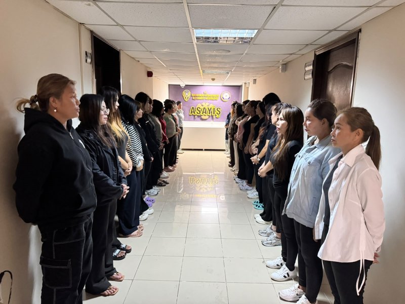 Masaj ve SPA salonlarında kaçak çalıştırılan 31 Taylandlı kadın yakalandı (Fotoğraflı) Selahattin Çetin - Cemal Kılınç HATAY (İHA) - Hatay'ın İskenderun ilçesinde polis ekipleri tarafından SPA ve masaj salonlarına yönelik gerçekleştirilen denetimlerde 9 iş yeri denetlendi ve işletmelerde kaçak olarak çalıştırıldığı tespit edilen Tayland uyruklu 31 kadını sınır dışı etmek için işlem başlatıldı. İskenderun İlçe Emniyet Müdürlüğü, ilçe genelinde halk sağlığını korumak, huzur ve güven ortamını tesis etmek amacıyla faaliyet gösteren SPA ve masaj salonlarına yönelik kapsamlı denetimler gerçekleştirildi. Polis ekipleri tarafından 13 Haziran günü gerçekleştirilen denetimlerde toplam 9 iş yeri denetlendi. Yapılan kontrollerde çok sayıda yasal eksiklik ve usulsüzlük tespit edildi. Denetimlerde 2 iş yerinin ruhsatsız olduğu, 3 iş yerinde zorunlu olan mesul müdürün bulunmadığı ve 1 iş yerinin hijyen belgesinin eksik olduğu belirlendi. Ayrıca, 35 şahsın çalışma ve hijyen belgelerinin olmadığı, 3 çalışanın ise sigortasız istihdam edildiği tespit edildi. Yapılan kontroller neticesinde 1 iş yerinde fuhuş yapıldığı tespit edilerek, sorumlular hakkında "Fuhşa Teşvik, Aracılık, Yer ve İmkan Sağlama veya Zorlama" suçundan adli işlem yapıldı. İşletmelerde kaçak olarak çalıştırıldığı tespit edilen Tayland uyruklu 31 kadın, gerekli idari işlemlerinin ardından sınır dışı edilmek üzere Geri Gönderme Merkezi'ne teslim edildi. İskenderun İlçe Emniyet Müdürlüğü, kentin huzuru ve kamu düzeninin korunması amacıyla denetimlerin kararlılıkla devam edeceğini duyurdu.