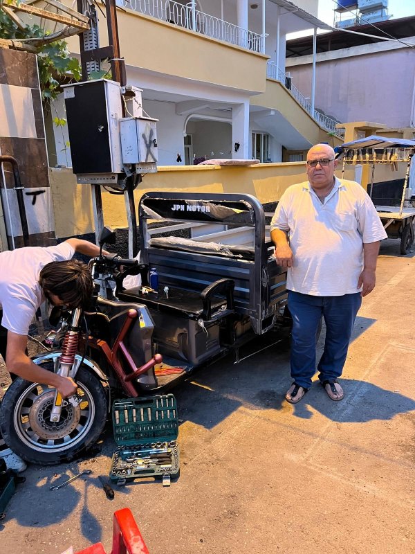 Helal parayla aldım’ dediği çalınan motosikleti 24 saat geçmeden polis tarafından bulundu (Fotoğraflı) Aykut Taştan HATAY (İHA) - Hatay'ın Reyhanlı ilçesinde esnafın iş yerinin önünde park halindeki motosikletini ittirerek çalan 2 hırsız, polis ekipleri tarafından yakalandı. ‘Helal parayla aldım’ dediği motosikleti çalınmasının üzerinden 24 saat geçmeden bulunan esnaf Abdurrezzak Özbek, motosikletine kavuştuğu için polis ekiplerine teşekkür etti. Olay, Reyhanlı ilçesi Yeni Mahalle'de yaşandı. Mahallede yaşayan balıkçı Abdurrezzak Özbek'e ait motosiklet, gece saat 01.30 sıralarında iş yeri önünde park halindeyken çalındı. Özbek, kamera kayıtlarında olay anının görüntülerini incelediğinde iki şahsın motosikletini çaldığını fark etti. Görüntülerde; Özbek iş yerinde çalıştığı esnada iki kişinin park halindeki motosikleti çalıştırmayı beceremeyince ittirerek çaldığı görüldü. Motosikletin çalınması sonrası durumun 112 Acil Çağrı ekiplerine bildirilmesi üzerine olay yerine polis ekipleri sevk edildi. Kısa sürede bölgeye gelen polis ekipleri, olayla ilgili hareket geçerek inceleme başlattı. Ekiplerin kamera kayıtlarını incelemesinin ardından 24 saat olmadan esnaf Özbek’e ait motosiklet bulunurken şüpheli 2 şahıs da yakalandı. ‘Helal parayla aldım’ dediği motosikletine kavuşan esnaf Abdurrezzak Özbek, polis ekiplerine teşekkür ederek, "13 Haziran gecesinde motosikletimiz çalınmıştı. Polis ekiplerine motosikletimin çalınma olayıyla ilgili şikayette bulundum. Polis ekipleri 24 saat dolmadan motosikletimi buldular. Devletimizden ve polislerimizden binlerce kez rabbim razı olsun. Motosikletimizde birkaç sorun var ve onun tamiratını yapıyoruz" ifadelerini kullandı.