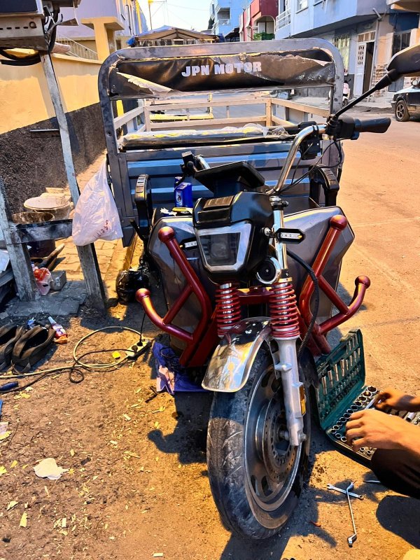 Helal parayla aldım’ dediği çalınan motosikleti 24 saat geçmeden polis tarafından bulundu (Fotoğraflı) Aykut Taştan HATAY (İHA) - Hatay'ın Reyhanlı ilçesinde esnafın iş yerinin önünde park halindeki motosikletini ittirerek çalan 2 hırsız, polis ekipleri tarafından yakalandı. ‘Helal parayla aldım’ dediği motosikleti çalınmasının üzerinden 24 saat geçmeden bulunan esnaf Abdurrezzak Özbek, motosikletine kavuştuğu için polis ekiplerine teşekkür etti. Olay, Reyhanlı ilçesi Yeni Mahalle'de yaşandı. Mahallede yaşayan balıkçı Abdurrezzak Özbek'e ait motosiklet, gece saat 01.30 sıralarında iş yeri önünde park halindeyken çalındı. Özbek, kamera kayıtlarında olay anının görüntülerini incelediğinde iki şahsın motosikletini çaldığını fark etti. Görüntülerde; Özbek iş yerinde çalıştığı esnada iki kişinin park halindeki motosikleti çalıştırmayı beceremeyince ittirerek çaldığı görüldü. Motosikletin çalınması sonrası durumun 112 Acil Çağrı ekiplerine bildirilmesi üzerine olay yerine polis ekipleri sevk edildi. Kısa sürede bölgeye gelen polis ekipleri, olayla ilgili hareket geçerek inceleme başlattı. Ekiplerin kamera kayıtlarını incelemesinin ardından 24 saat olmadan esnaf Özbek’e ait motosiklet bulunurken şüpheli 2 şahıs da yakalandı. ‘Helal parayla aldım’ dediği motosikletine kavuşan esnaf Abdurrezzak Özbek, polis ekiplerine teşekkür ederek, "13 Haziran gecesinde motosikletimiz çalınmıştı. Polis ekiplerine motosikletimin çalınma olayıyla ilgili şikayette bulundum. Polis ekipleri 24 saat dolmadan motosikletimi buldular. Devletimizden ve polislerimizden binlerce kez rabbim razı olsun. Motosikletimizde birkaç sorun var ve onun tamiratını yapıyoruz" ifadelerini kullandı.