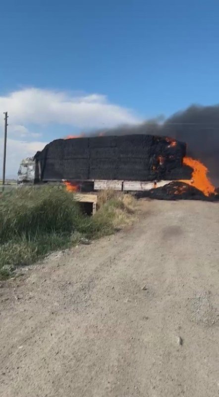 Hatay'da saman balyası yüklü tır alevlere teslim oldu