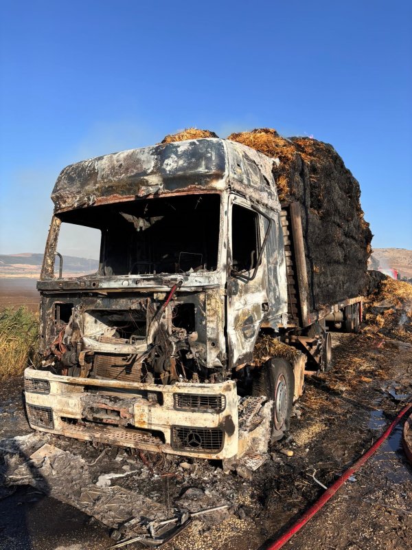 Hatay'da saman balyası yüklü tır alevlere teslim oldu