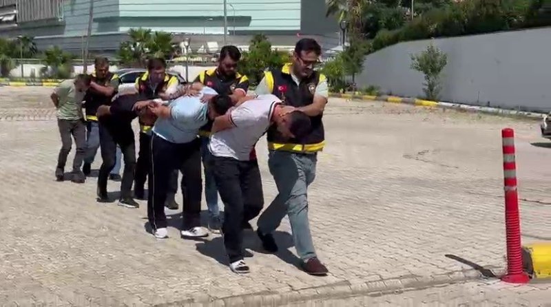 İskenderun'da hırsızlık yapan 4 şahıs tutuklandı (Fotoğraflı) Aykut Taştan HATAY (İHA) - Hatay'da 6 ayrı hırsızlık olayını gerçekleştiren 4 şahıs çıkarıldıkları mahkemece tutuklandılar. İskenderun İlçe Emniyet Müdürlüğü ekipleri, halkın huzur ve güvenliğini sağlamak amacıyla hırsızlık suçlarına karşı yürüttüğü başarılı operasyonlarına bir yenisini daha ekledi. İskenderun’un Numune ve Yunus Emre Mahalleleri ile Belen ilçesinde meydana gelen ve vatandaşlarımızı mağdur eden toplam 6 ayrı hırsızlık olayının faili oldukları tespit edilen şahıslara yönelik kapsamlı bir çalışma başlatıldı. Ekiplerimizin titizlikle yürüttüğü saha çalışmaları ve teknik takipler neticesinde şüpheliler; M.K, H.K, İ.B ve M.Ş.B isimli şahıslar yakalanarak gözaltına alındı. Şüphelilerin üzerinde ve ikametlerinde yapılan aramalarda; suçta kullanıldığı değerlendirilen çok sayıda teknik malzeme ile hırsızlık yoluyla elde edildiği tespit edilen çeşitli emtialar; spiral makinesi, şarjlı matkap, çeşitli el aletleri (çekiç, tornavida, boru anahtarı, metre, anahtar takımları), projektör ve elektrik kabloları, Kask, laptop, spor ayakkabı ve kol saati ele geçirildi. Emniyet Müdürlüğümüzdeki işlemlerinin ardından adli mercilere sevk edilen 4 şüpheli, çıkarıldıkları mahkemece tutuklanarak ceza infaz kurumuna teslim edildi.