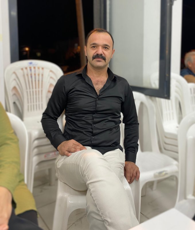 Düğün sonrası yaşanan otopark kavgasında 3 çocuk babası evlatlarının gözü önünde başından vurularak can verdi - Acılı eş Emine Ekmen: "Çocuklarım gözleri önünde babalarının vurulduğunu gördüler" - Asya Yağmur Ekmen: "Herkesin babası geldiğinde ona sarılırken ben babamın mezarına gidip ağlıyorum" (Fotoğraflı) Ramazan İlın – Selahattin Çetin HATAY (İHA) – Hatay’da düğün sonrası yaşanan otopark kavgasında kurşunların hedefi olan 37 yaşındaki İbrahim Ekmen’in ölümüyle ilgili katil zanlısına mahkeme tarafından 13 yıl hapis cezası verildi. Ekmen’in ailesi mahkeme tarafından verilen hapis cezasının yeterli olmadığını savunurken, olay esnasında katil zanlısının havaya ateş açtığı anlar ve yaşanan kavga güvenlik kamerasına yansıdı. Olay, 14 Kasım 2025 tarihinde İskenderun ilçesi Cırtıman Mahallesi’nde gece saatlerinde yaşandı. Mahallede bulunan çok amaçlı spor salonunda yapılan düğünün sona ermesinin ardından 30 yaşındaki A.Y. isimli şahıs ile aracının arkasına çıkışı engelleyecek şekilde aracını park eden kiracısı U.K.S. ve 37 yaşındaki İbrahim Ekmen arasında tartışma yaşandı. Yaşanan tartışma çevredekilerin araya girmesiyle son buldu ve A.Y. aracına binerek uzaklaştı. 15 dakika sonra A.Y., kendi aracıyla tekrar olay yerine gelerek Ekmen ile tekrar tartışmaya başladı. Kısa süre içerisinde tartışmanın kavgaya dönüştüğü olayda A.Y., yanında bulunan tabancayla Ekmen’i baş kısmından vurarak ağır yaraladı. Olay sonrası A.Y., kuzeniyle birlikte olay yerinden kaçarak ayrıldı. Jandarma ekipleri tarafından gerçekleştirilen çalışmalarda olayın şüphelisi A.Y., Yenişehir Mahallesi’nde 15 Kasım 2025 tarihinde olay sabahında yakalandı. Ağır yaralı olarak hastaneye kaldırılan 2 çocuk babası İbrahim Ekmen, 2 gün süren yaşam mücadelesini kaybetti. Olayla ilgili İskenderun 1. Ağır Ceza Mahkemesinde görülen dava geçtiğimiz günlerde sonuçlandı. Mahkeme tarafından olayın zanlısı A.Y.'ye 13 yıl hapis cezası verildi. Olayla ilgili toplanan kamera görüntülerinde; katil zanlısı şahsın, Ekmen ile tartıştığı anlar ve A.Y.'nin silahla havaya ateş açtığı anlar görüldü. Park yeri tartışmada ölen babasını özlediğini ifade eden Asya Yağmur Ekmen, herkesin babasıyla doyasıya mutluluğu yaşadığını belirterek kendisinin babasının mezarında ağladığını söyledi. "Ya bizleri de katletseydi çocuklarımın gözleri önünde, babalarının vurulduğunu gördüler" Evlatlarının babalarının gözü önünde vurulduğunu ifade eden Emine Ekmen, "Ben ölen İbrahim Ekmen'in eşiyim. 14 Kasım 2025 tarihinde, gece saatlerinde evimize baskına geldiler. Düğün salonunda düğünümüz vardı. Dışarıdan 3 el silah sesi duydum. Biri eşimi vurduğu anda hemen yanına gittim. Kocama baktığımda başından kanlar akıyordu. Başımdaki eşarbı çıkarttım ve kocamın başına tampon yapmaya başlarken diğer iki el silah sesini duydum. Biri zaten hemen yanımda patladı ve diğeri de 20 metre ilerisinde patladı. Bu olaydan sonra eşim yoğun bakımda yattığında çocuklara baktım o anda da eşimden haber geldi ve eşim vefat etti. Biz ne yapacağımızı bilmiyoruz. Devletimize ve adaletimize güveniyoruz. Benim 3 çocuğumun boynu bükük ve babasız kaldı. Güvenlik güçleri katilin arabasında arama yapmışlar. Güvenlik güçlerinin aramasıyla 250 küsur mermi çıktı. Biz yoğun bakım önünde beklerken çeşitli çaplarda mermi bulunduğunu öğrendik. Bir savaş varmış gibi çeşitli çaplarda mermiyle geldi. Ya bizleri de katletseydi, çocuklarımın gözü önünde babalarının vurulduğunu çocuklarım gördü" dedi. "Çocuklarının gözünün önünde, anasının babasının yanında oğlumu katlettiler" Düğün sonrasında çıkan park yeri tartışmasında evladını başından vurularak katledildiğini söyleyen baba Vaysal Ekmen, "Benim evimin karşısında 14 Kasım günü gece yarısı düğün vardı. Park yeri kavgası nedeniyle benim oğlumun kiracısı aracını park yapmıştı. O arabayı çekmesini istediler. Bu arada benim oğlum kiracısına söyleyerek 'arabayı çek oradan çıksınlar' dedi. Bunlar kargaşa yaparken benim evime hücum ettiler. Benim evimdeki sandalyelerime varana kadar kırdılar ve bu arada mahalle sakinlerinden bazıları yatıştırmaya çalıştılar. Olay biraz dindi. Bu şahıs arabanın çekildiği yerden bile çıkmadı. Çekti gitti ve geri geldi. Geri gelince bana saldırdı. Ben de kendilerine dedim ki niye bu olayı büyütüyorsunuz? Kendilerine ne var bunda derken İbrahim de 'babamın suçu ne babamdan ne istiyorsunuz' sözleri söyledi. O arada 'gel senle hesaplaşalım' dediler. O grup geri tekrardan geldi ve büyük bir kargaşa çıktı. Katil silahı çekti ve oğlumun kafasına sıktı. Kendisiyle gelen şahıs iki kişi beraber geldiler. Bu arada üçüncü şahıs; birinci mermiyi oğluma sıkınca ikinci mermiyi elinde tuttu ve yere patlattı. Üçüncü mermiyi de 20 metre ötede kendi ateş etti. Katil silahı eline aldı ve beline soktuğu gibi kaçtı. Ben bunların hepsinin; evime saldıranların ve bu katilin gereken cezayı almasını istiyorum. Çocuklarımın gözünün önünde, anasının babasının yanımızda benim oğlumu katlettiler. Ben bunların hepsinden şikayetçiyim. Devletin adaletine güveniyorum ve gereken cezasını bunların almasını talep ediyorum" şeklinde konuştu. "Herkesin babası geldiğinde ona sarılırken ben babamın mezarına gidip ağlıyorum" Babasını özlediğinde mezarlığa giderek ağladığını ifade eden Asya Yağmur Ekmen, "Ben babamı çok özledim. Herkesin babası geldiğinde ona sarılırken ben babamın mezarına gidip ağlıyorum. Babamı vuranın en ağır cezayı almasını istiyorum" ifadelerini kullandı.