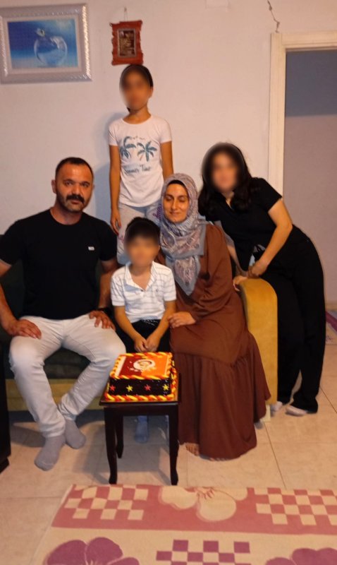 Düğün sonrası yaşanan otopark kavgasında 3 çocuk babası evlatlarının gözü önünde başından vurularak can verdi - Acılı eş Emine Ekmen: "Çocuklarım gözleri önünde babalarının vurulduğunu gördüler" - Asya Yağmur Ekmen: "Herkesin babası geldiğinde ona sarılırken ben babamın mezarına gidip ağlıyorum" (Fotoğraflı) Ramazan İlın – Selahattin Çetin HATAY (İHA) – Hatay’da düğün sonrası yaşanan otopark kavgasında kurşunların hedefi olan 37 yaşındaki İbrahim Ekmen’in ölümüyle ilgili katil zanlısına mahkeme tarafından 13 yıl hapis cezası verildi. Ekmen’in ailesi mahkeme tarafından verilen hapis cezasının yeterli olmadığını savunurken, olay esnasında katil zanlısının havaya ateş açtığı anlar ve yaşanan kavga güvenlik kamerasına yansıdı. Olay, 14 Kasım 2025 tarihinde İskenderun ilçesi Cırtıman Mahallesi’nde gece saatlerinde yaşandı. Mahallede bulunan çok amaçlı spor salonunda yapılan düğünün sona ermesinin ardından 30 yaşındaki A.Y. isimli şahıs ile aracının arkasına çıkışı engelleyecek şekilde aracını park eden kiracısı U.K.S. ve 37 yaşındaki İbrahim Ekmen arasında tartışma yaşandı. Yaşanan tartışma çevredekilerin araya girmesiyle son buldu ve A.Y. aracına binerek uzaklaştı. 15 dakika sonra A.Y., kendi aracıyla tekrar olay yerine gelerek Ekmen ile tekrar tartışmaya başladı. Kısa süre içerisinde tartışmanın kavgaya dönüştüğü olayda A.Y., yanında bulunan tabancayla Ekmen’i baş kısmından vurarak ağır yaraladı. Olay sonrası A.Y., kuzeniyle birlikte olay yerinden kaçarak ayrıldı. Jandarma ekipleri tarafından gerçekleştirilen çalışmalarda olayın şüphelisi A.Y., Yenişehir Mahallesi’nde 15 Kasım 2025 tarihinde olay sabahında yakalandı. Ağır yaralı olarak hastaneye kaldırılan 2 çocuk babası İbrahim Ekmen, 2 gün süren yaşam mücadelesini kaybetti. Olayla ilgili İskenderun 1. Ağır Ceza Mahkemesinde görülen dava geçtiğimiz günlerde sonuçlandı. Mahkeme tarafından olayın zanlısı A.Y.'ye 13 yıl hapis cezası verildi. Olayla ilgili toplanan kamera görüntülerinde; katil zanlısı şahsın, Ekmen ile tartıştığı anlar ve A.Y.'nin silahla havaya ateş açtığı anlar görüldü. Park yeri tartışmada ölen babasını özlediğini ifade eden Asya Yağmur Ekmen, herkesin babasıyla doyasıya mutluluğu yaşadığını belirterek kendisinin babasının mezarında ağladığını söyledi. "Ya bizleri de katletseydi çocuklarımın gözleri önünde, babalarının vurulduğunu gördüler" Evlatlarının babalarının gözü önünde vurulduğunu ifade eden Emine Ekmen, "Ben ölen İbrahim Ekmen'in eşiyim. 14 Kasım 2025 tarihinde, gece saatlerinde evimize baskına geldiler. Düğün salonunda düğünümüz vardı. Dışarıdan 3 el silah sesi duydum. Biri eşimi vurduğu anda hemen yanına gittim. Kocama baktığımda başından kanlar akıyordu. Başımdaki eşarbı çıkarttım ve kocamın başına tampon yapmaya başlarken diğer iki el silah sesini duydum. Biri zaten hemen yanımda patladı ve diğeri de 20 metre ilerisinde patladı. Bu olaydan sonra eşim yoğun bakımda yattığında çocuklara baktım o anda da eşimden haber geldi ve eşim vefat etti. Biz ne yapacağımızı bilmiyoruz. Devletimize ve adaletimize güveniyoruz. Benim 3 çocuğumun boynu bükük ve babasız kaldı. Güvenlik güçleri katilin arabasında arama yapmışlar. Güvenlik güçlerinin aramasıyla 250 küsur mermi çıktı. Biz yoğun bakım önünde beklerken çeşitli çaplarda mermi bulunduğunu öğrendik. Bir savaş varmış gibi çeşitli çaplarda mermiyle geldi. Ya bizleri de katletseydi, çocuklarımın gözü önünde babalarının vurulduğunu çocuklarım gördü" dedi. "Çocuklarının gözünün önünde, anasının babasının yanında oğlumu katlettiler" Düğün sonrasında çıkan park yeri tartışmasında evladını başından vurularak katledildiğini söyleyen baba Vaysal Ekmen, "Benim evimin karşısında 14 Kasım günü gece yarısı düğün vardı. Park yeri kavgası nedeniyle benim oğlumun kiracısı aracını park yapmıştı. O arabayı çekmesini istediler. Bu arada benim oğlum kiracısına söyleyerek 'arabayı çek oradan çıksınlar' dedi. Bunlar kargaşa yaparken benim evime hücum ettiler. Benim evimdeki sandalyelerime varana kadar kırdılar ve bu arada mahalle sakinlerinden bazıları yatıştırmaya çalıştılar. Olay biraz dindi. Bu şahıs arabanın çekildiği yerden bile çıkmadı. Çekti gitti ve geri geldi. Geri gelince bana saldırdı. Ben de kendilerine dedim ki niye bu olayı büyütüyorsunuz? Kendilerine ne var bunda derken İbrahim de 'babamın suçu ne babamdan ne istiyorsunuz' sözleri söyledi. O arada 'gel senle hesaplaşalım' dediler. O grup geri tekrardan geldi ve büyük bir kargaşa çıktı. Katil silahı çekti ve oğlumun kafasına sıktı. Kendisiyle gelen şahıs iki kişi beraber geldiler. Bu arada üçüncü şahıs; birinci mermiyi oğluma sıkınca ikinci mermiyi elinde tuttu ve yere patlattı. Üçüncü mermiyi de 20 metre ötede kendi ateş etti. Katil silahı eline aldı ve beline soktuğu gibi kaçtı. Ben bunların hepsinin; evime saldıranların ve bu katilin gereken cezayı almasını istiyorum. Çocuklarımın gözünün önünde, anasının babasının yanımızda benim oğlumu katlettiler. Ben bunların hepsinden şikayetçiyim. Devletin adaletine güveniyorum ve gereken cezasını bunların almasını talep ediyorum" şeklinde konuştu. "Herkesin babası geldiğinde ona sarılırken ben babamın mezarına gidip ağlıyorum" Babasını özlediğinde mezarlığa giderek ağladığını ifade eden Asya Yağmur Ekmen, "Ben babamı çok özledim. Herkesin babası geldiğinde ona sarılırken ben babamın mezarına gidip ağlıyorum. Babamı vuranın en ağır cezayı almasını istiyorum" ifadelerini kullandı.