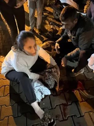 Düğün sonrası yaşanan otopark kavgasında 3 çocuk babası evlatlarının gözü önünde başından vurularak can verdi - Acılı eş Emine Ekmen: "Çocuklarım gözleri önünde babalarının vurulduğunu gördüler" - Asya Yağmur Ekmen: "Herkesin babası geldiğinde ona sarılırken ben babamın mezarına gidip ağlıyorum" (Fotoğraflı) Ramazan İlın – Selahattin Çetin HATAY (İHA) – Hatay’da düğün sonrası yaşanan otopark kavgasında kurşunların hedefi olan 37 yaşındaki İbrahim Ekmen’in ölümüyle ilgili katil zanlısına mahkeme tarafından 13 yıl hapis cezası verildi. Ekmen’in ailesi mahkeme tarafından verilen hapis cezasının yeterli olmadığını savunurken, olay esnasında katil zanlısının havaya ateş açtığı anlar ve yaşanan kavga güvenlik kamerasına yansıdı. Olay, 14 Kasım 2025 tarihinde İskenderun ilçesi Cırtıman Mahallesi’nde gece saatlerinde yaşandı. Mahallede bulunan çok amaçlı spor salonunda yapılan düğünün sona ermesinin ardından 30 yaşındaki A.Y. isimli şahıs ile aracının arkasına çıkışı engelleyecek şekilde aracını park eden kiracısı U.K.S. ve 37 yaşındaki İbrahim Ekmen arasında tartışma yaşandı. Yaşanan tartışma çevredekilerin araya girmesiyle son buldu ve A.Y. aracına binerek uzaklaştı. 15 dakika sonra A.Y., kendi aracıyla tekrar olay yerine gelerek Ekmen ile tekrar tartışmaya başladı. Kısa süre içerisinde tartışmanın kavgaya dönüştüğü olayda A.Y., yanında bulunan tabancayla Ekmen’i baş kısmından vurarak ağır yaraladı. Olay sonrası A.Y., kuzeniyle birlikte olay yerinden kaçarak ayrıldı. Jandarma ekipleri tarafından gerçekleştirilen çalışmalarda olayın şüphelisi A.Y., Yenişehir Mahallesi’nde 15 Kasım 2025 tarihinde olay sabahında yakalandı. Ağır yaralı olarak hastaneye kaldırılan 2 çocuk babası İbrahim Ekmen, 2 gün süren yaşam mücadelesini kaybetti. Olayla ilgili İskenderun 1. Ağır Ceza Mahkemesinde görülen dava geçtiğimiz günlerde sonuçlandı. Mahkeme tarafından olayın zanlısı A.Y.'ye 13 yıl hapis cezası verildi. Olayla ilgili toplanan kamera görüntülerinde; katil zanlısı şahsın, Ekmen ile tartıştığı anlar ve A.Y.'nin silahla havaya ateş açtığı anlar görüldü. Park yeri tartışmada ölen babasını özlediğini ifade eden Asya Yağmur Ekmen, herkesin babasıyla doyasıya mutluluğu yaşadığını belirterek kendisinin babasının mezarında ağladığını söyledi. "Ya bizleri de katletseydi çocuklarımın gözleri önünde, babalarının vurulduğunu gördüler" Evlatlarının babalarının gözü önünde vurulduğunu ifade eden Emine Ekmen, "Ben ölen İbrahim Ekmen'in eşiyim. 14 Kasım 2025 tarihinde, gece saatlerinde evimize baskına geldiler. Düğün salonunda düğünümüz vardı. Dışarıdan 3 el silah sesi duydum. Biri eşimi vurduğu anda hemen yanına gittim. Kocama baktığımda başından kanlar akıyordu. Başımdaki eşarbı çıkarttım ve kocamın başına tampon yapmaya başlarken diğer iki el silah sesini duydum. Biri zaten hemen yanımda patladı ve diğeri de 20 metre ilerisinde patladı. Bu olaydan sonra eşim yoğun bakımda yattığında çocuklara baktım o anda da eşimden haber geldi ve eşim vefat etti. Biz ne yapacağımızı bilmiyoruz. Devletimize ve adaletimize güveniyoruz. Benim 3 çocuğumun boynu bükük ve babasız kaldı. Güvenlik güçleri katilin arabasında arama yapmışlar. Güvenlik güçlerinin aramasıyla 250 küsur mermi çıktı. Biz yoğun bakım önünde beklerken çeşitli çaplarda mermi bulunduğunu öğrendik. Bir savaş varmış gibi çeşitli çaplarda mermiyle geldi. Ya bizleri de katletseydi, çocuklarımın gözü önünde babalarının vurulduğunu çocuklarım gördü" dedi. "Çocuklarının gözünün önünde, anasının babasının yanında oğlumu katlettiler" Düğün sonrasında çıkan park yeri tartışmasında evladını başından vurularak katledildiğini söyleyen baba Vaysal Ekmen, "Benim evimin karşısında 14 Kasım günü gece yarısı düğün vardı. Park yeri kavgası nedeniyle benim oğlumun kiracısı aracını park yapmıştı. O arabayı çekmesini istediler. Bu arada benim oğlum kiracısına söyleyerek 'arabayı çek oradan çıksınlar' dedi. Bunlar kargaşa yaparken benim evime hücum ettiler. Benim evimdeki sandalyelerime varana kadar kırdılar ve bu arada mahalle sakinlerinden bazıları yatıştırmaya çalıştılar. Olay biraz dindi. Bu şahıs arabanın çekildiği yerden bile çıkmadı. Çekti gitti ve geri geldi. Geri gelince bana saldırdı. Ben de kendilerine dedim ki niye bu olayı büyütüyorsunuz? Kendilerine ne var bunda derken İbrahim de 'babamın suçu ne babamdan ne istiyorsunuz' sözleri söyledi. O arada 'gel senle hesaplaşalım' dediler. O grup geri tekrardan geldi ve büyük bir kargaşa çıktı. Katil silahı çekti ve oğlumun kafasına sıktı. Kendisiyle gelen şahıs iki kişi beraber geldiler. Bu arada üçüncü şahıs; birinci mermiyi oğluma sıkınca ikinci mermiyi elinde tuttu ve yere patlattı. Üçüncü mermiyi de 20 metre ötede kendi ateş etti. Katil silahı eline aldı ve beline soktuğu gibi kaçtı. Ben bunların hepsinin; evime saldıranların ve bu katilin gereken cezayı almasını istiyorum. Çocuklarımın gözünün önünde, anasının babasının yanımızda benim oğlumu katlettiler. Ben bunların hepsinden şikayetçiyim. Devletin adaletine güveniyorum ve gereken cezasını bunların almasını talep ediyorum" şeklinde konuştu. "Herkesin babası geldiğinde ona sarılırken ben babamın mezarına gidip ağlıyorum" Babasını özlediğinde mezarlığa giderek ağladığını ifade eden Asya Yağmur Ekmen, "Ben babamı çok özledim. Herkesin babası geldiğinde ona sarılırken ben babamın mezarına gidip ağlıyorum. Babamı vuranın en ağır cezayı almasını istiyorum" ifadelerini kullandı.