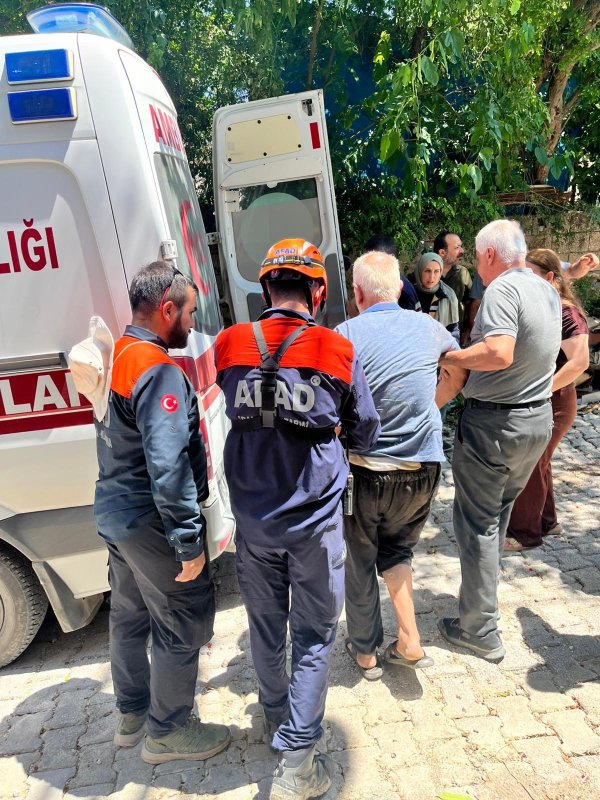 Kayıp Parkinson hastası evinden 500 metre uzaklıkta bulundu (Fotoğraflı) Ferit Savaş HATAY (İHA) - Hatay’da kayıp 70 yaşındaki Parkinson hastası, AFAD ekipleri tarafından sağ olarak bulundu. Yaşlı adam tedbir amaçlı hastaneye kaldırıldı. Defne ilçesi Dursunlu Mahallesi’nde yaşayan Parkinson hastası Ahmet Güzelkokar (70), geçtiğimiz gün sabah saatlerinde evinden ayrılmasının ardından kayboldu. Ailesi, tüm aramalara rağmen yaşlı adamı bulamayınca durumu ekiplere bildirdi. Bölgeye 1 araç ve 3 personelden oluşan AFAD ekibi sevk edildi. Mahalle sakinlerinin de katıldığı arama çalışmaları sonucu Güzelkokar, saat 11.40 sıralarında evine yaklaşık 500 metre uzaklıkta bahçede düşmüş halde sağ olarak bulundu. Olay yerinde ilk müdahalesi yapılan yaşlı adam, genel sağlık kontrolü için ambulansla hastaneye sevk edildi.