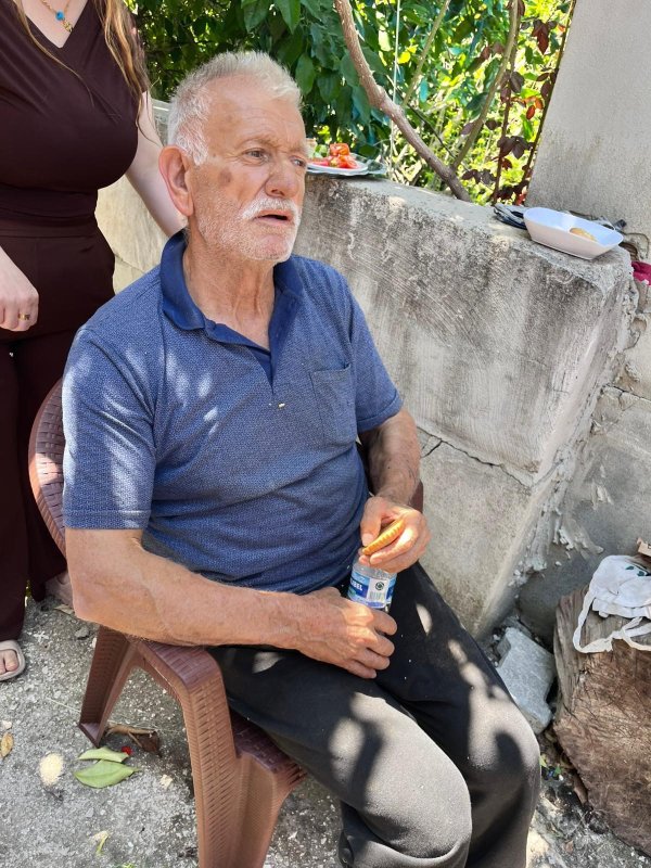 Kayıp Parkinson hastası evinden 500 metre uzaklıkta bulundu (Fotoğraflı) Ferit Savaş HATAY (İHA) - Hatay’da kayıp 70 yaşındaki Parkinson hastası, AFAD ekipleri tarafından sağ olarak bulundu. Yaşlı adam tedbir amaçlı hastaneye kaldırıldı. Defne ilçesi Dursunlu Mahallesi’nde yaşayan Parkinson hastası Ahmet Güzelkokar (70), geçtiğimiz gün sabah saatlerinde evinden ayrılmasının ardından kayboldu. Ailesi, tüm aramalara rağmen yaşlı adamı bulamayınca durumu ekiplere bildirdi. Bölgeye 1 araç ve 3 personelden oluşan AFAD ekibi sevk edildi. Mahalle sakinlerinin de katıldığı arama çalışmaları sonucu Güzelkokar, saat 11.40 sıralarında evine yaklaşık 500 metre uzaklıkta bahçede düşmüş halde sağ olarak bulundu. Olay yerinde ilk müdahalesi yapılan yaşlı adam, genel sağlık kontrolü için ambulansla hastaneye sevk edildi.