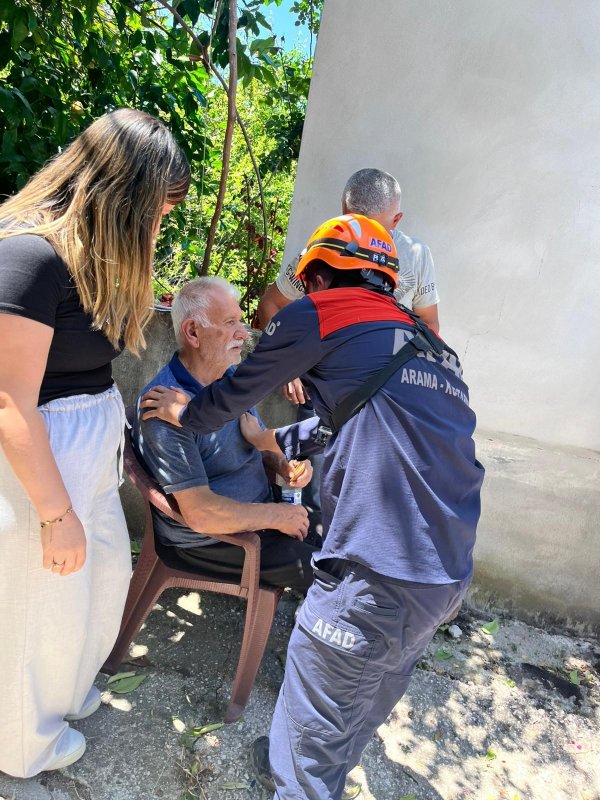 Kayıp Parkinson hastası evinden 500 metre uzaklıkta bulundu (Fotoğraflı) Ferit Savaş HATAY (İHA) - Hatay’da kayıp 70 yaşındaki Parkinson hastası, AFAD ekipleri tarafından sağ olarak bulundu. Yaşlı adam tedbir amaçlı hastaneye kaldırıldı. Defne ilçesi Dursunlu Mahallesi’nde yaşayan Parkinson hastası Ahmet Güzelkokar (70), geçtiğimiz gün sabah saatlerinde evinden ayrılmasının ardından kayboldu. Ailesi, tüm aramalara rağmen yaşlı adamı bulamayınca durumu ekiplere bildirdi. Bölgeye 1 araç ve 3 personelden oluşan AFAD ekibi sevk edildi. Mahalle sakinlerinin de katıldığı arama çalışmaları sonucu Güzelkokar, saat 11.40 sıralarında evine yaklaşık 500 metre uzaklıkta bahçede düşmüş halde sağ olarak bulundu. Olay yerinde ilk müdahalesi yapılan yaşlı adam, genel sağlık kontrolü için ambulansla hastaneye sevk edildi.