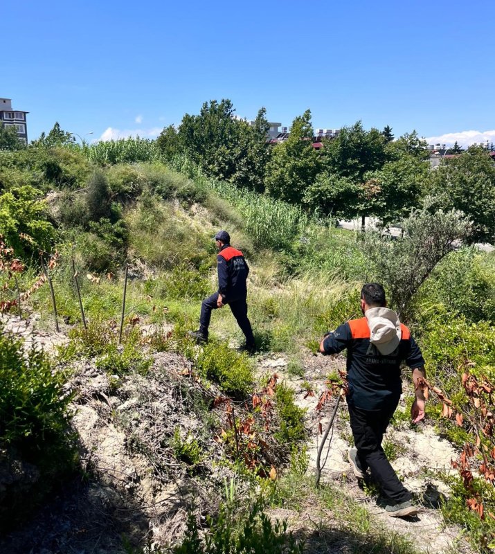 Kayıp Parkinson hastası evinden 500 metre uzaklıkta bulundu (Fotoğraflı) Ferit Savaş HATAY (İHA) - Hatay’da kayıp 70 yaşındaki Parkinson hastası, AFAD ekipleri tarafından sağ olarak bulundu. Yaşlı adam tedbir amaçlı hastaneye kaldırıldı. Defne ilçesi Dursunlu Mahallesi’nde yaşayan Parkinson hastası Ahmet Güzelkokar (70), geçtiğimiz gün sabah saatlerinde evinden ayrılmasının ardından kayboldu. Ailesi, tüm aramalara rağmen yaşlı adamı bulamayınca durumu ekiplere bildirdi. Bölgeye 1 araç ve 3 personelden oluşan AFAD ekibi sevk edildi. Mahalle sakinlerinin de katıldığı arama çalışmaları sonucu Güzelkokar, saat 11.40 sıralarında evine yaklaşık 500 metre uzaklıkta bahçede düşmüş halde sağ olarak bulundu. Olay yerinde ilk müdahalesi yapılan yaşlı adam, genel sağlık kontrolü için ambulansla hastaneye sevk edildi.