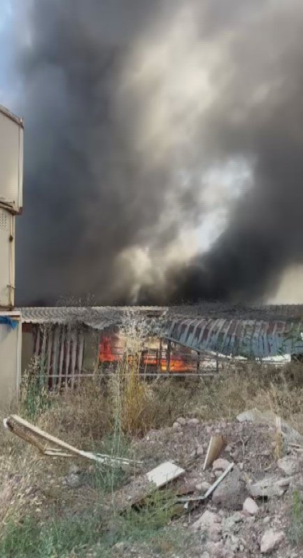Alevlere teslim olan depo küle döndü