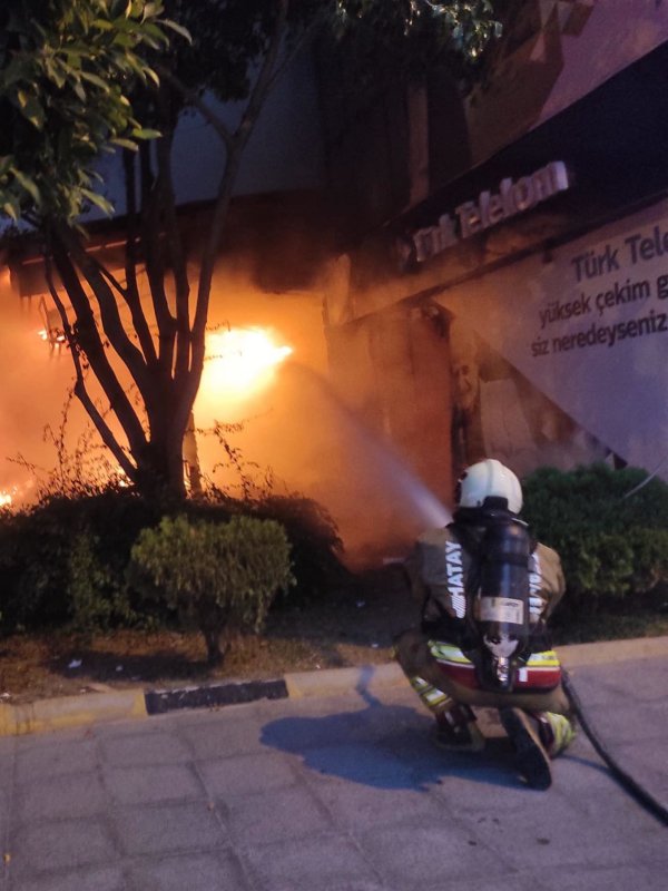 İskenderun'da iş yeri alevlere teslim oldu (Fotoğraflı) Cemal Kılınç HATAY (İHA) - Hatay’da alevlere teslim olarak yanan iş yeri kullanılmaz hale geldi. Yangın; İskenderun ilçesi Savaş Mahallesi şehit Pamir Caddesi üzerinde bulunan Boyacılar Çarşısında yaşandı. Sebebi bilinmeyen yangında iş yeri kısa sürede alevlere teslim oldu. İhbar üzerine olay yerine Hatay Büyükşehir Belediyesi (HBB) İtfaiye ekipleri sevk edildi. Yangın ekiplerin müdahalesiyle kontrol altına alınırken, iş yerinde maddi hasar oluştu. Olayda yaralanan ya da hayatını kaybeden olmadığı öğrenildi.