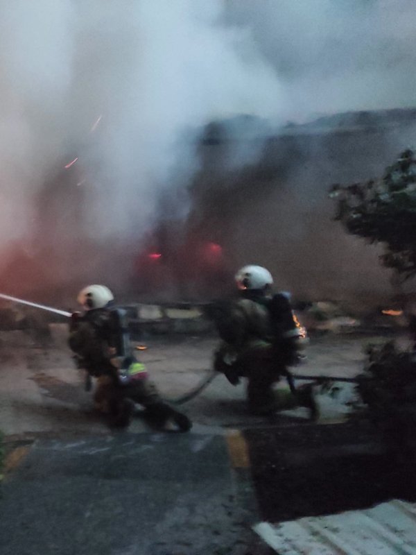 İskenderun'da iş yeri alevlere teslim oldu (Fotoğraflı) Cemal Kılınç HATAY (İHA) - Hatay’da alevlere teslim olarak yanan iş yeri kullanılmaz hale geldi. Yangın; İskenderun ilçesi Savaş Mahallesi şehit Pamir Caddesi üzerinde bulunan Boyacılar Çarşısında yaşandı. Sebebi bilinmeyen yangında iş yeri kısa sürede alevlere teslim oldu. İhbar üzerine olay yerine Hatay Büyükşehir Belediyesi (HBB) İtfaiye ekipleri sevk edildi. Yangın ekiplerin müdahalesiyle kontrol altına alınırken, iş yerinde maddi hasar oluştu. Olayda yaralanan ya da hayatını kaybeden olmadığı öğrenildi.