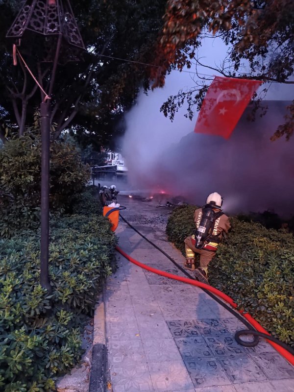İskenderun'da iş yeri alevlere teslim oldu (Fotoğraflı) Cemal Kılınç HATAY (İHA) - Hatay’da alevlere teslim olarak yanan iş yeri kullanılmaz hale geldi. Yangın; İskenderun ilçesi Savaş Mahallesi şehit Pamir Caddesi üzerinde bulunan Boyacılar Çarşısında yaşandı. Sebebi bilinmeyen yangında iş yeri kısa sürede alevlere teslim oldu. İhbar üzerine olay yerine Hatay Büyükşehir Belediyesi (HBB) İtfaiye ekipleri sevk edildi. Yangın ekiplerin müdahalesiyle kontrol altına alınırken, iş yerinde maddi hasar oluştu. Olayda yaralanan ya da hayatını kaybeden olmadığı öğrenildi.