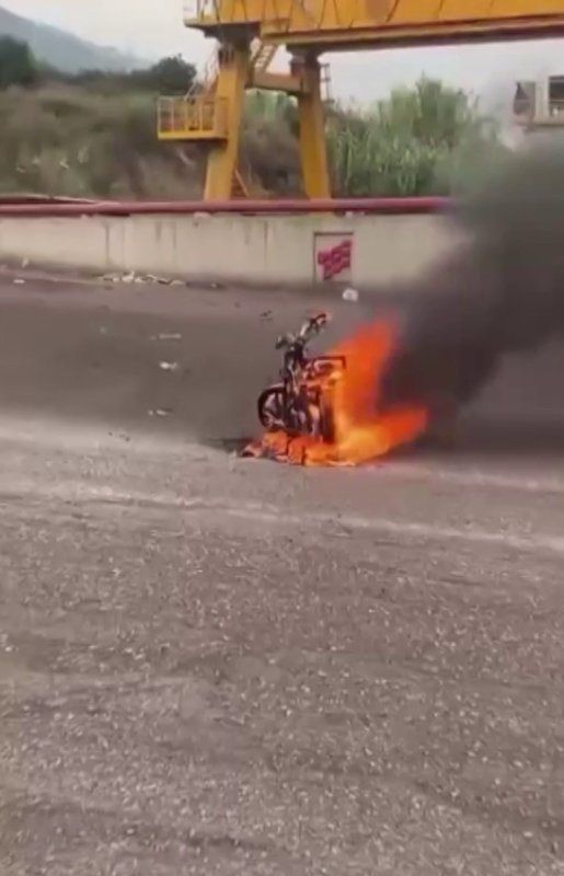 Seyir halindeki motosiklet alevlere teslim oldu Ferit Savaş HATAY (İHA) - Hatay'ın İskenderun ilçesinde seyir halindeyken alev alarak yanan motosiklet kullanılmaz hale geldi. Yangın, İskenderun ilçesi Sarıseki Mahallesi Organize Sanayi Bölgesi'nde meydana geldi. Seyir halindeki motosiklet, henüz bilinmeyen bir nedenle yanmaya başladı. Motosikletten yükselen alevleri fark eden sürücü, aracı güvenli bir noktada durdurarak durumu 112 Acil Çağrı Merkezi'ne bildirdi. İhbar üzerine bölgeye Hatay Büyükşehir Belediyesi itfaiye ekipleri sevk edildi. Kısa sürede olay yerine ulaşan ekiplerin müdahalesiyle yangın kontrol altına alınarak söndürüldü. Yangında motosiklet kullanılamaz hale gelirken, olayda yaralanan olmadı. Yangının çıkış nedeninin belirlenmesi için inceleme başlatıldı.