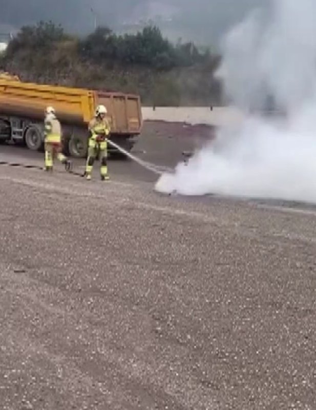 Seyir halindeki motosiklet alevlere teslim oldu Ferit Savaş HATAY (İHA) - Hatay'ın İskenderun ilçesinde seyir halindeyken alev alarak yanan motosiklet kullanılmaz hale geldi. Yangın, İskenderun ilçesi Sarıseki Mahallesi Organize Sanayi Bölgesi'nde meydana geldi. Seyir halindeki motosiklet, henüz bilinmeyen bir nedenle yanmaya başladı. Motosikletten yükselen alevleri fark eden sürücü, aracı güvenli bir noktada durdurarak durumu 112 Acil Çağrı Merkezi'ne bildirdi. İhbar üzerine bölgeye Hatay Büyükşehir Belediyesi itfaiye ekipleri sevk edildi. Kısa sürede olay yerine ulaşan ekiplerin müdahalesiyle yangın kontrol altına alınarak söndürüldü. Yangında motosiklet kullanılamaz hale gelirken, olayda yaralanan olmadı. Yangının çıkış nedeninin belirlenmesi için inceleme başlatıldı.