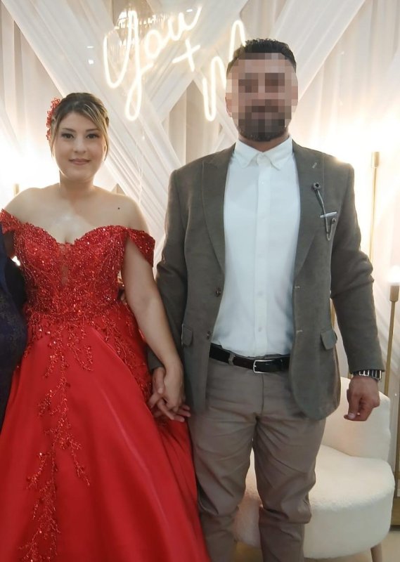 Nişanlısı tarafından öldürülen genç kadın rahatsız edici derecede kıskanıldığını ve ayrılmak istediğini kuyumcuya anlatmış (Fotoğraflı) Ramazan İlın - Cemal Kılınç HATAY (İHA) - Hatay'da nişanlısı tarafından öldürülen Lamiya Azazi’nin ölmeden 1 hafta önce bilezik almak için kuyumcuya gittiği anlar kameraya yansıdı. Kuyumcu Mehmet Şirin, Lamiya’nın nişanlısından dert yandığını belirterek "Kadının dediğine göre, nişanlısı sürekli telefonla arıyor ve açmazsa kendisine çok kızıyormuş" dedi. Geçtiğimiz günlerde Defne ilçesi Koçören Mahallesi'nde yaşanan olayda; Üstün Ç. isimli şahıs, 6 ay önce nişanlandığı Lamiya Azazi (30) ve babası Yusuf Azazi'yi (65) silahla vurarak öldürmüştü. Konteynerde yaşanan kan donduran olay sonrası Lamiya Azazi’nin katledilmeden 1 hafta önce kuyumcuya gittiği anların güvenlik kamerası görüntüsü ortaya çıktı. Görüntülerde, Lamiya’nın kuyumcuya gelerek bilezik fiyatlarını sorduğu ve iş yeri sahibiyle sohbet ettiği anlar yer aldı. Lamiya’nın iyi ve özgüvenli bir kadın olduğunu ifade eden kuyumcu Mehmet Şirin, genç kadının nişanlısının kıskançlık yaparak kendisini sürekli aradığını ve açmadığında kızdığını söyleyerek ayrılmak istediğini söylediğini dile getirdi. "Nişanlısının çok kıskanç olduğunu ve ayrılmak istediği hakkında konuştular" Nişanlısı tarafından öldürülen kadının geçen hafta bilezik almak için iş yerine geldiğini ifade eden Mehmet Şirin, "Nişanlısı tarafından öldürülen kadın, geçen hafta sabaha karşı kuyumcu iş yerime geldi. Kadın bilezik fiyatlarını sordu ve sonra eşim ona kahve içer misin diye sordu. Eşimle birlikte kahve içip dertleştiler. Genel olarak, nişanlısının çok kıskanç olduğunu ve ayrılmak istediği hakkında konuştular. Nişanlısı tarafından öldürülen kadın; iyi, sakin ve öz güvenli biriydi. Böyle bir olay olacağını düşünmüyordu. Kadının dediğine göre, nişanlısı sürekli telefonla arıyor ve açmazsa kendisine çok kızıyormuş" ifadelerini kullandı.