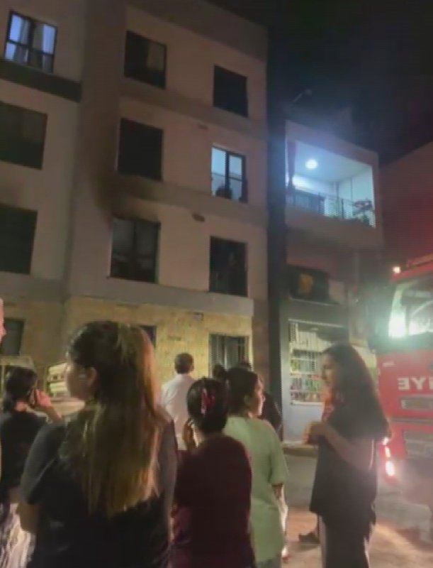 Alevlerin yükseldiği apartman dairesinde dumandan etkilenen 3 kişiyi itfaiye kurtardı (Fotoğraflı) Ferit Savaş - Esma Kural HATAY (İHA) - Hatay’da alevlere teslim olan apartman dairesindeki yangın, apartmanı sarmadan kontrol altına alındı. Yangında panik yaşanırken, yoğun dumandan etkilenen 2'si çocuk 3 kişi itfaiye ekipleri tarafından kurtarıldı. Yangın; Dörtyol ilçesine bağlı Kuzuculu Mahallesi'ndeki toplu konutlarda bulunan bir apartmanın ikinci katında çıktı. Çevredeki vatandaşların ihbarı üzerine olay yerine sevk edilen Hatay Büyükşehir Belediyesi itfaiye ekipleri, yangına kısa sürede müdahale etti. Ekiplerin hızlı ve koordineli çalışması sonucunda yangın kontrol altına alınarak söndürüldü. Yoğun dumandan etkilenen 2'si çocuk 3 kişi itfaiye ekipleri tarafından kurtarılarak sağlık ekiplerine teslim edildi. Yangında can kaybı veya yaralanma yaşanıp yaşanmadığına ilişkin incelemeler sürerken, olayla ilgili gerekli araştırmaların başlatıldığı öğrenildi. Yangının çıkış nedeninin yapılacak incelemenin ardından netlik kazanacağı belirtildi. Jandarma ekipleri yangınla ilgili inceleme başlattı.