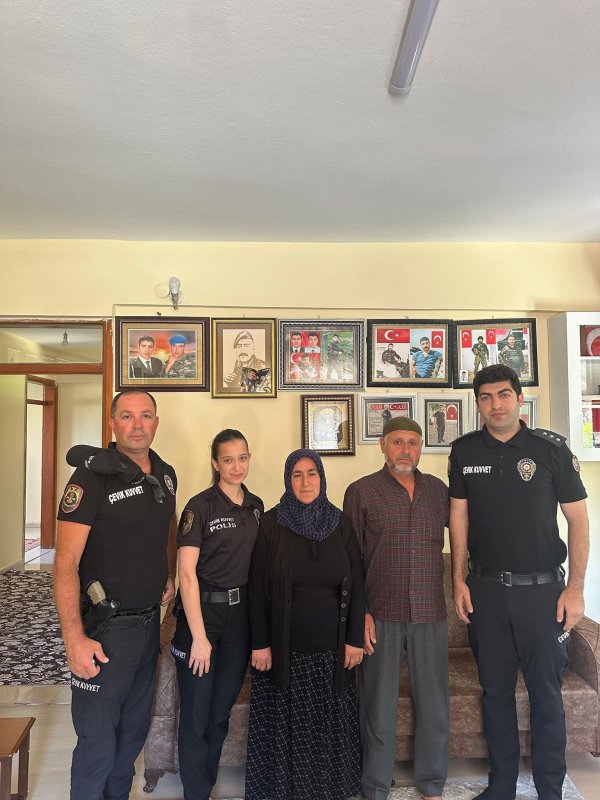 Hatay polisinden şehit ailelerine babalar günü ziyareti (Fotoğraflı) İlayda Korkmaz HATAY (İHA) - Hatay Emniyet Müdürlüğü personeli, Babalar Günü dolayısıyla şehit ve gazi ailelerini ziyaret ederek ailelerin yanında oldu. Ziyaretlerde; aziz şehitlerin ve kahraman gazilerin emanetleri olan ailelerle bir araya gelinerek Babalar Günü tebrikleri iletildi. Emniyet personeli, ailelerin talep ve görüşlerini dinleyerek yanlarında olduklarını ifade etti. Hatay Emniyet Müdürlüğü tarafından yapılan açıklamada, vatanın bölünmez bütünlüğü ile milletin huzur ve güvenliği uğruna fedakârca görev yaparken şehadet mertebesine ulaşan kahraman şehitlerin rahmet ve minnetle yad edildiği, gazilere ise şükranların sunulduğu belirtildi. Açıklamada ayrıca, başta şehit ve gazi babaları olmak üzere sevgi, fedakârlık ve sorumluluklarıyla ailelerinin en güçlü dayanağı olan tüm babaların Babalar Günü kutlandı.