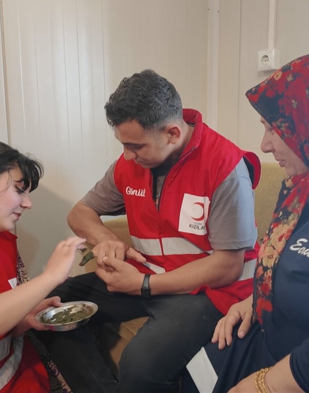 Hatay'da fiziksel engelli Bestami'nin asker olma hayali gerçek oldu Aykut Taştan HATAY (İHA) - Hatay'ın Kırıkhan ilçesinde fiziksel engelli Bestami İğde, asker üniforması giyerek hayalini gerçekleştirdi. Kırıkhan ilçesi Mimar Sinan Mahallesi'nde konteynerde yaşayan 29 yaşındaki Bestami İğde, doğuştan yüzde 48 fiziksel engelli olarak yaşamını sürdürüyor. Bestami'nin engeli nedeniyle hayali olan vatani görevini yerine getirememesi üzerine Kızılay gönüllüleri ekibi harekete geçti. Bestami ile bir araya gelen gönüllüler türkü eşliğinde asker kınası yaptı. Asker tıraşının ardından Kırıkhan İlçe Jandarma Komutanlığına giden Bestami, askeri üniforma giydirilerek jandarma aracıyla devriye attı. Annesinin askere uğurlama türküsüyle duygusal anlar yaşayan Bestami, asker hayalini gerçekleştiren Kızılay'a teşekkür etti. "Askerle olmak beni çok mutlu etti ve çok güzel bir duyguydu" Asker olma hayali gerçekleşen fiziksel engelli Bestami İğde, "Kırıkhan ilçesi konteynerde yaşıyorum. Kızılay'ı çok severek geliyorum. İnsanları ve hayatı her şeyi burada öğrendim. Evde telefonda çok oynamaktan sıkıldım ve Kızılay'a geldim. Güzel bir çevre edindim. Hepsinden Allah razı olsun. Burada yeri gelirse iş yapıyorum veya oturuyorum. Bugün çok güzel bir gündü. Anlatılmaz yaşanır. Bugün en güzel gündü. Asker olmak güzeldi ve herkese tavsiye ederim. Asker giysisi giydim. Jandarma arabasına bindim, devriye attım. Askerle olmak beni çok mutlu etti ve çok güzel bir duyguydu" ifadelerini kullandı.