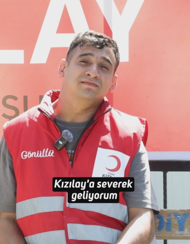 Hatay'da fiziksel engelli Bestami'nin asker olma hayali gerçek oldu Aykut Taştan HATAY (İHA) - Hatay'ın Kırıkhan ilçesinde fiziksel engelli Bestami İğde, asker üniforması giyerek hayalini gerçekleştirdi. Kırıkhan ilçesi Mimar Sinan Mahallesi'nde konteynerde yaşayan 29 yaşındaki Bestami İğde, doğuştan yüzde 48 fiziksel engelli olarak yaşamını sürdürüyor. Bestami'nin engeli nedeniyle hayali olan vatani görevini yerine getirememesi üzerine Kızılay gönüllüleri ekibi harekete geçti. Bestami ile bir araya gelen gönüllüler türkü eşliğinde asker kınası yaptı. Asker tıraşının ardından Kırıkhan İlçe Jandarma Komutanlığına giden Bestami, askeri üniforma giydirilerek jandarma aracıyla devriye attı. Annesinin askere uğurlama türküsüyle duygusal anlar yaşayan Bestami, asker hayalini gerçekleştiren Kızılay'a teşekkür etti. "Askerle olmak beni çok mutlu etti ve çok güzel bir duyguydu" Asker olma hayali gerçekleşen fiziksel engelli Bestami İğde, "Kırıkhan ilçesi konteynerde yaşıyorum. Kızılay'ı çok severek geliyorum. İnsanları ve hayatı her şeyi burada öğrendim. Evde telefonda çok oynamaktan sıkıldım ve Kızılay'a geldim. Güzel bir çevre edindim. Hepsinden Allah razı olsun. Burada yeri gelirse iş yapıyorum veya oturuyorum. Bugün çok güzel bir gündü. Anlatılmaz yaşanır. Bugün en güzel gündü. Asker olmak güzeldi ve herkese tavsiye ederim. Asker giysisi giydim. Jandarma arabasına bindim, devriye attım. Askerle olmak beni çok mutlu etti ve çok güzel bir duyguydu" ifadelerini kullandı.