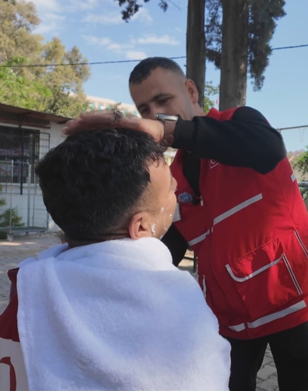 Hatay'da fiziksel engelli Bestami'nin asker olma hayali gerçek oldu Aykut Taştan HATAY (İHA) - Hatay'ın Kırıkhan ilçesinde fiziksel engelli Bestami İğde, asker üniforması giyerek hayalini gerçekleştirdi. Kırıkhan ilçesi Mimar Sinan Mahallesi'nde konteynerde yaşayan 29 yaşındaki Bestami İğde, doğuştan yüzde 48 fiziksel engelli olarak yaşamını sürdürüyor. Bestami'nin engeli nedeniyle hayali olan vatani görevini yerine getirememesi üzerine Kızılay gönüllüleri ekibi harekete geçti. Bestami ile bir araya gelen gönüllüler türkü eşliğinde asker kınası yaptı. Asker tıraşının ardından Kırıkhan İlçe Jandarma Komutanlığına giden Bestami, askeri üniforma giydirilerek jandarma aracıyla devriye attı. Annesinin askere uğurlama türküsüyle duygusal anlar yaşayan Bestami, asker hayalini gerçekleştiren Kızılay'a teşekkür etti. "Askerle olmak beni çok mutlu etti ve çok güzel bir duyguydu" Asker olma hayali gerçekleşen fiziksel engelli Bestami İğde, "Kırıkhan ilçesi konteynerde yaşıyorum. Kızılay'ı çok severek geliyorum. İnsanları ve hayatı her şeyi burada öğrendim. Evde telefonda çok oynamaktan sıkıldım ve Kızılay'a geldim. Güzel bir çevre edindim. Hepsinden Allah razı olsun. Burada yeri gelirse iş yapıyorum veya oturuyorum. Bugün çok güzel bir gündü. Anlatılmaz yaşanır. Bugün en güzel gündü. Asker olmak güzeldi ve herkese tavsiye ederim. Asker giysisi giydim. Jandarma arabasına bindim, devriye attım. Askerle olmak beni çok mutlu etti ve çok güzel bir duyguydu" ifadelerini kullandı.