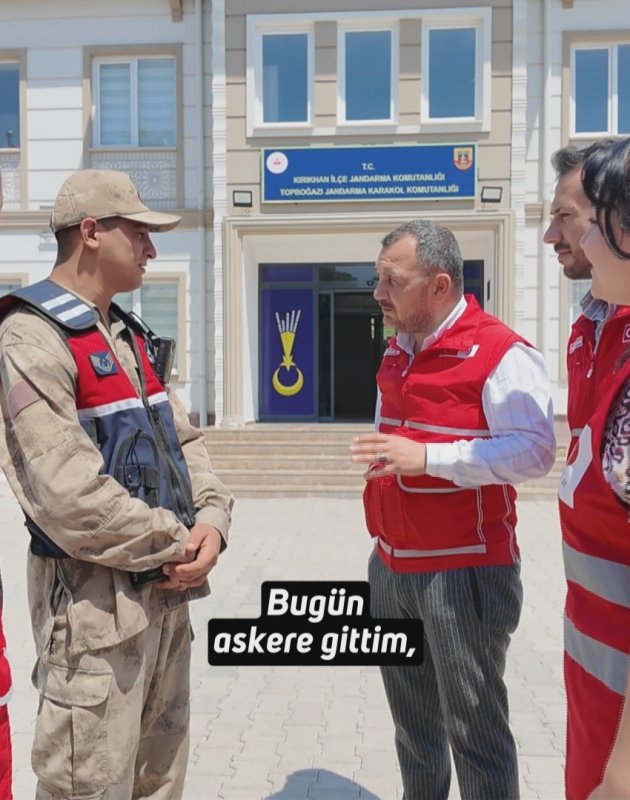 Hatay'da fiziksel engelli Bestami'nin asker olma hayali gerçek oldu Aykut Taştan HATAY (İHA) - Hatay'ın Kırıkhan ilçesinde fiziksel engelli Bestami İğde, asker üniforması giyerek hayalini gerçekleştirdi. Kırıkhan ilçesi Mimar Sinan Mahallesi'nde konteynerde yaşayan 29 yaşındaki Bestami İğde, doğuştan yüzde 48 fiziksel engelli olarak yaşamını sürdürüyor. Bestami'nin engeli nedeniyle hayali olan vatani görevini yerine getirememesi üzerine Kızılay gönüllüleri ekibi harekete geçti. Bestami ile bir araya gelen gönüllüler türkü eşliğinde asker kınası yaptı. Asker tıraşının ardından Kırıkhan İlçe Jandarma Komutanlığına giden Bestami, askeri üniforma giydirilerek jandarma aracıyla devriye attı. Annesinin askere uğurlama türküsüyle duygusal anlar yaşayan Bestami, asker hayalini gerçekleştiren Kızılay'a teşekkür etti. "Askerle olmak beni çok mutlu etti ve çok güzel bir duyguydu" Asker olma hayali gerçekleşen fiziksel engelli Bestami İğde, "Kırıkhan ilçesi konteynerde yaşıyorum. Kızılay'ı çok severek geliyorum. İnsanları ve hayatı her şeyi burada öğrendim. Evde telefonda çok oynamaktan sıkıldım ve Kızılay'a geldim. Güzel bir çevre edindim. Hepsinden Allah razı olsun. Burada yeri gelirse iş yapıyorum veya oturuyorum. Bugün çok güzel bir gündü. Anlatılmaz yaşanır. Bugün en güzel gündü. Asker olmak güzeldi ve herkese tavsiye ederim. Asker giysisi giydim. Jandarma arabasına bindim, devriye attım. Askerle olmak beni çok mutlu etti ve çok güzel bir duyguydu" ifadelerini kullandı.