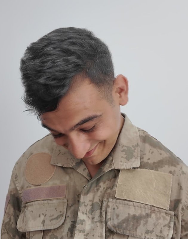 Hatay'da fiziksel engelli Bestami'nin asker olma hayali gerçek oldu Aykut Taştan HATAY (İHA) - Hatay'ın Kırıkhan ilçesinde fiziksel engelli Bestami İğde, asker üniforması giyerek hayalini gerçekleştirdi. Kırıkhan ilçesi Mimar Sinan Mahallesi'nde konteynerde yaşayan 29 yaşındaki Bestami İğde, doğuştan yüzde 48 fiziksel engelli olarak yaşamını sürdürüyor. Bestami'nin engeli nedeniyle hayali olan vatani görevini yerine getirememesi üzerine Kızılay gönüllüleri ekibi harekete geçti. Bestami ile bir araya gelen gönüllüler türkü eşliğinde asker kınası yaptı. Asker tıraşının ardından Kırıkhan İlçe Jandarma Komutanlığına giden Bestami, askeri üniforma giydirilerek jandarma aracıyla devriye attı. Annesinin askere uğurlama türküsüyle duygusal anlar yaşayan Bestami, asker hayalini gerçekleştiren Kızılay'a teşekkür etti. "Askerle olmak beni çok mutlu etti ve çok güzel bir duyguydu" Asker olma hayali gerçekleşen fiziksel engelli Bestami İğde, "Kırıkhan ilçesi konteynerde yaşıyorum. Kızılay'ı çok severek geliyorum. İnsanları ve hayatı her şeyi burada öğrendim. Evde telefonda çok oynamaktan sıkıldım ve Kızılay'a geldim. Güzel bir çevre edindim. Hepsinden Allah razı olsun. Burada yeri gelirse iş yapıyorum veya oturuyorum. Bugün çok güzel bir gündü. Anlatılmaz yaşanır. Bugün en güzel gündü. Asker olmak güzeldi ve herkese tavsiye ederim. Asker giysisi giydim. Jandarma arabasına bindim, devriye attım. Askerle olmak beni çok mutlu etti ve çok güzel bir duyguydu" ifadelerini kullandı.