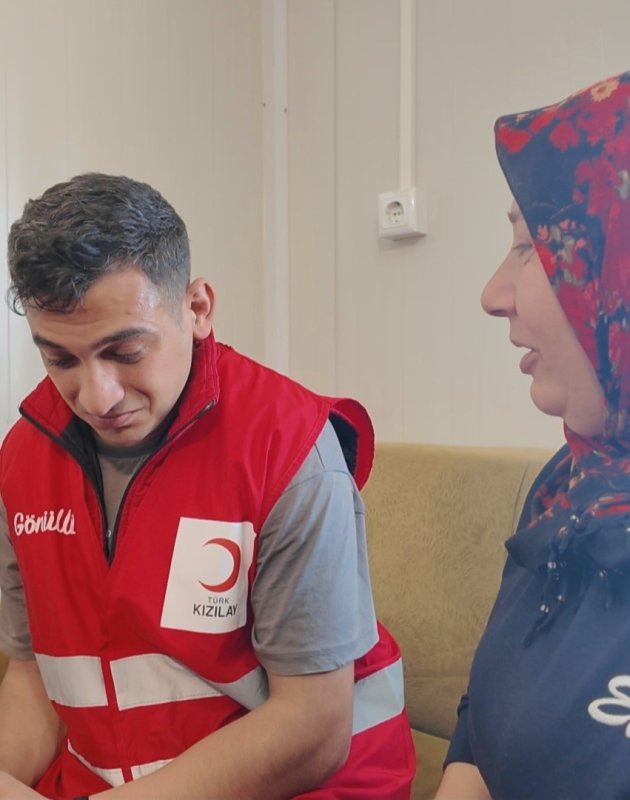 Hatay'da fiziksel engelli Bestami'nin asker olma hayali gerçek oldu Aykut Taştan HATAY (İHA) - Hatay'ın Kırıkhan ilçesinde fiziksel engelli Bestami İğde, asker üniforması giyerek hayalini gerçekleştirdi. Kırıkhan ilçesi Mimar Sinan Mahallesi'nde konteynerde yaşayan 29 yaşındaki Bestami İğde, doğuştan yüzde 48 fiziksel engelli olarak yaşamını sürdürüyor. Bestami'nin engeli nedeniyle hayali olan vatani görevini yerine getirememesi üzerine Kızılay gönüllüleri ekibi harekete geçti. Bestami ile bir araya gelen gönüllüler türkü eşliğinde asker kınası yaptı. Asker tıraşının ardından Kırıkhan İlçe Jandarma Komutanlığına giden Bestami, askeri üniforma giydirilerek jandarma aracıyla devriye attı. Annesinin askere uğurlama türküsüyle duygusal anlar yaşayan Bestami, asker hayalini gerçekleştiren Kızılay'a teşekkür etti. "Askerle olmak beni çok mutlu etti ve çok güzel bir duyguydu" Asker olma hayali gerçekleşen fiziksel engelli Bestami İğde, "Kırıkhan ilçesi konteynerde yaşıyorum. Kızılay'ı çok severek geliyorum. İnsanları ve hayatı her şeyi burada öğrendim. Evde telefonda çok oynamaktan sıkıldım ve Kızılay'a geldim. Güzel bir çevre edindim. Hepsinden Allah razı olsun. Burada yeri gelirse iş yapıyorum veya oturuyorum. Bugün çok güzel bir gündü. Anlatılmaz yaşanır. Bugün en güzel gündü. Asker olmak güzeldi ve herkese tavsiye ederim. Asker giysisi giydim. Jandarma arabasına bindim, devriye attım. Askerle olmak beni çok mutlu etti ve çok güzel bir duyguydu" ifadelerini kullandı.