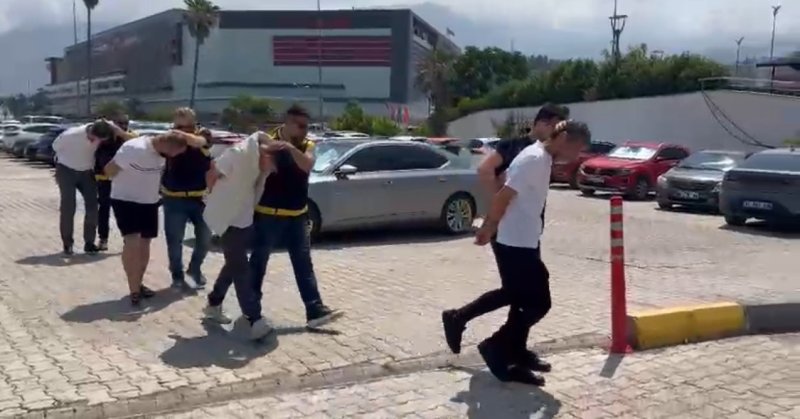 İskenderun’da aranan 4 şahıs yakalandı (Fotoğraflı) İlayda Korkmaz HATAY (İHA) - Hatay Emniyet Müdürlüğü ekiplerince aranan şahısların yakalanmasına yönelik yürütülen çalışmalar kapsamında İskenderun’da gözaltına alınan 4 kişiden 3’ü tutuklandı. Hatay Emniyet Müdürlüğü görevlilerince aranan şahısların yakalanmasına yönelik sürdürülen çalışmalar kapsamında, "Ailenin Korunması Kanununa Muhalefet" suçundan aranan A.B., "Hükümlü ve Tutuklunun Kaçması", "Bilişim Sistemleri, Banka veya Kredi Kurumlarının Araç Olarak Kullanılması Suretiyle Dolandırıcılık" suçundan 6 yıl, "Dolandırıcılık" suçundan ise 1 yıl 3 ay olmak üzere toplam 7 yıl 3 ay hapis cezasıyla aranan H.Y., "Kullanmak İçin Uyuşturucu veya Uyarıcı Madde Satın Almak, Kabul Etmek, Bulundurmak ve Kullanmak" suçundan 3 yıl hapis cezasıyla aranan R.P. ile "Bilişim Sistemleri ve Banka veya Kredi Kurumlarını Araç Olarak Kullanmak Suretiyle Dolandırıcılık" suçundan aranan H.Ö., İskenderun ilçesinde yakalanarak gözaltına alındı. Adli makamlara sevk edilen şüphelilerden H.Ö. serbest bırakılırken, diğer 3 şahıs tutuklanarak cezaevine teslim edildi.