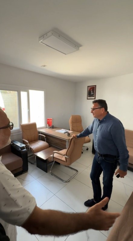 Başkan Dönmez: "İlk gün verdiğimiz sözlerin arkasındayız" (Fotoğraflı) İlayda Korkmaz HATAY (İHA) - İskenderun Belediye Başkanı Mehmet Dönmez, seçim döneminde vatandaşlara verdikleri sözleri hayata geçirmeye devam ettiklerini belirterek belediyecilik anlayışlarının şeffaf, katılımcı ve çözüm odaklı olduğunu söyledi. Deniz Alayı Minibüs Garajı ziyaretinde verdikleri sözleri hatırlatan Dönmez, 12 Şubat 2024’te esnaf ve vatandaşlarla bir araya gelerek talepleri dinlediklerini, o gün vatandaşın yararına olacak her işi yapacaklarını açıkça ifade ettiklerini söyledi. Aradan geçen zamana rağmen bu anlayıştan taviz vermediklerini belirten Dönmez, aynı heyecan ve sorumluluk bilinciyle çalışmaları sürdürdüklerini kaydetti. İskenderun’un her mahallesinde vatandaşların beklentilerini dikkate alarak hizmet ürettiklerini belirten Başkan Dönmez, belediyeciliğin yalnızca altyapı ve üstyapı çalışmalarıyla sınırlı olmadığını, aynı zamanda yaşam kalitesini yükseltmek anlamına geldiğini vurguladı. İskenderun Belediyesi olarak şeffaf, katılımcı ve çözüm odaklı bir yönetim anlayışı benimsediklerini dile getiren Dönmez, vatandaşlarla kurdukları güçlü iletişimin hizmet kalitesini artırdığını ifade ederek, "İskenderun’umuz için çalışmaya, üretmeye ve verdiğimiz sözleri yerine getirmeye devam edeceğiz" diye konuştu.