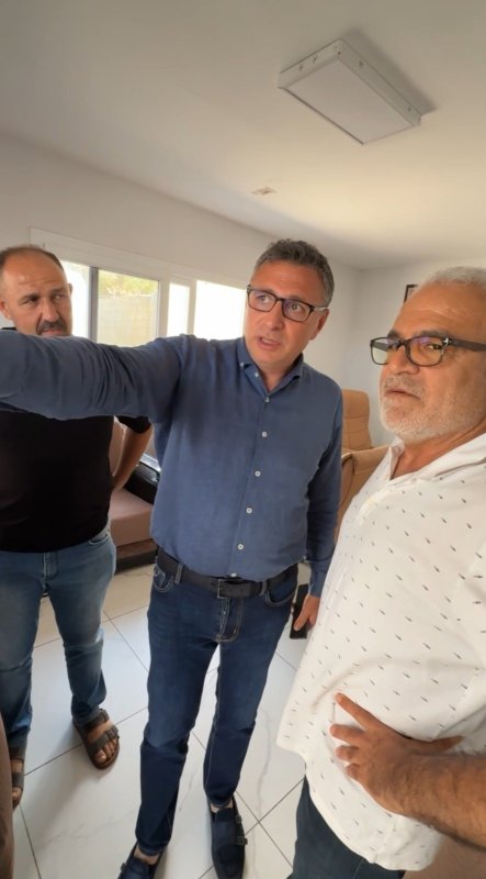 Başkan Dönmez: "İlk gün verdiğimiz sözlerin arkasındayız" (Fotoğraflı) İlayda Korkmaz HATAY (İHA) - İskenderun Belediye Başkanı Mehmet Dönmez, seçim döneminde vatandaşlara verdikleri sözleri hayata geçirmeye devam ettiklerini belirterek belediyecilik anlayışlarının şeffaf, katılımcı ve çözüm odaklı olduğunu söyledi. Deniz Alayı Minibüs Garajı ziyaretinde verdikleri sözleri hatırlatan Dönmez, 12 Şubat 2024’te esnaf ve vatandaşlarla bir araya gelerek talepleri dinlediklerini, o gün vatandaşın yararına olacak her işi yapacaklarını açıkça ifade ettiklerini söyledi. Aradan geçen zamana rağmen bu anlayıştan taviz vermediklerini belirten Dönmez, aynı heyecan ve sorumluluk bilinciyle çalışmaları sürdürdüklerini kaydetti. İskenderun’un her mahallesinde vatandaşların beklentilerini dikkate alarak hizmet ürettiklerini belirten Başkan Dönmez, belediyeciliğin yalnızca altyapı ve üstyapı çalışmalarıyla sınırlı olmadığını, aynı zamanda yaşam kalitesini yükseltmek anlamına geldiğini vurguladı. İskenderun Belediyesi olarak şeffaf, katılımcı ve çözüm odaklı bir yönetim anlayışı benimsediklerini dile getiren Dönmez, vatandaşlarla kurdukları güçlü iletişimin hizmet kalitesini artırdığını ifade ederek, "İskenderun’umuz için çalışmaya, üretmeye ve verdiğimiz sözleri yerine getirmeye devam edeceğiz" diye konuştu.
