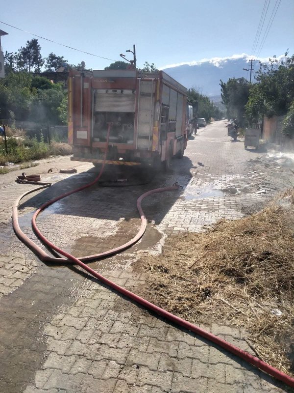 Kırıkhan'da otluk alandan alevler yükseldi (Fotoğraflı) Cemal Kılınç HATAY (İHA) - Hatay’ın Kırıkhan ilçesinde otluk alanda çıkan yangın, itfaiye ekiplerinin müdahalesiyle söndürüldü. Yangın, Kırıkhan ilçesi Bahçelievler Mahallesi'nde bulunan otluk alanda meydana geldi. Henüz belirlenemeyen bir nedenle çıkan yangını gören vatandaşlar, durumu 112 Acil Çağrı Merkezi’ne bildirdi. İhbar üzerine olay yerine sevk edilen Hatay Büyükşehir Belediyesi itfaiye ekipleri, yangına kısa sürede müdahale ederek alevleri ağaçlık alanlara sıçramadan kontrol altına aldı. Yangında otluk zarar meydana geldi
