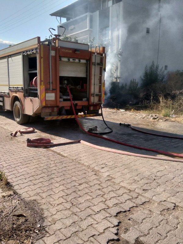 Kırıkhan'da otluk alandan alevler yükseldi (Fotoğraflı) Cemal Kılınç HATAY (İHA) - Hatay’ın Kırıkhan ilçesinde otluk alanda çıkan yangın, itfaiye ekiplerinin müdahalesiyle söndürüldü. Yangın, Kırıkhan ilçesi Bahçelievler Mahallesi'nde bulunan otluk alanda meydana geldi. Henüz belirlenemeyen bir nedenle çıkan yangını gören vatandaşlar, durumu 112 Acil Çağrı Merkezi’ne bildirdi. İhbar üzerine olay yerine sevk edilen Hatay Büyükşehir Belediyesi itfaiye ekipleri, yangına kısa sürede müdahale ederek alevleri ağaçlık alanlara sıçramadan kontrol altına aldı. Yangında otluk zarar meydana geldi