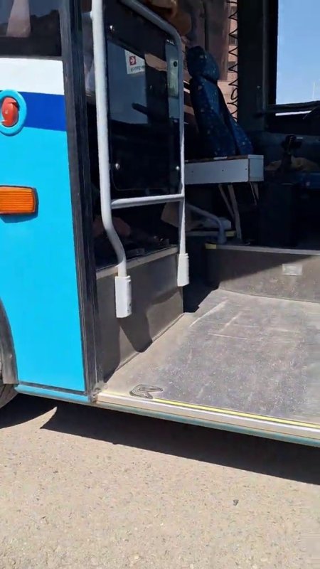 Engelli vatandaşı otobüse almayan şoför bir daha otobüs direksiyonuna geçemeyecek - Otobüse alınmayan engelli Salih Kara: - "Benim küçük kızım videoyu görünce 'Babamı dövmüşler' diye ağladı" Aykut Taştan HATAY (İHA) - Hatay'da otobüse binmek isteyen tekerlekli sandalyedeki vatandaşa engelli rampasını açmayan otobüs şoförüne idari para cezası uygulanarak, görevine son verildi. Şoförün bir daha toplu ulaşım araçlarında görev yapamaması için gerekli sürecin de başlatılacağı öğrenilirken, yaşadıklarını anlatan engelli Salih Kara, "Benim küçük kızım videoyu görünce 'Babamı dövmüşler' diye ağladı" dedi. Hatay'ın Reyhanlı ilçesinde yaşayan yüzde 80 engelli Salih Kara, hastane çıkışı özel halk otobüsüne binmek istedi. Tekerlekli sandalyesiyle evine gitmek isteyen Kara, şoförden engelli rampasının açılmasını talep etti. Otobüs şoförünün tekerlekli sandalyeyle tek başına otobüse binemeyeceğini söylemesi üzerine Kara ve otobüs şoförü arasında tartışma yaşandı. Çevredeki diğer şoförlerin de dahil olduğu tartışmada otobüs şoförünün, "Niye afra tavra yapıyorsun. Ben senin hizmetçin miyim ya niye çekiyorsun, ne telefon çekmesi. Kimse gelmeden almak yasak. İstediğin yere yaz" dediği anlar kameralara yansıdı. Otobüse alınmayan ve yaşadıklarını cep telefonuyla görüntüleyen Kara ise, "Şu an bir engelliye rampayı açmıyorsun, açmam diyorsun. Üsten üsten konuşuyorsun, plakanı alıyorum senin. Rampayı açmaya mecbursun. Telefon çekiyor. Görüşeceğiz" dedi. Olayın sosyal medyada gündeme gelmesinin ardından Hatay Büyükşehir Belediyesi zabıta ekipleri inceleme başlattı. Yapılan incelemelerde engelli rampasının açılmadığı, vatandaşa kaba davranıldığı ve toplu taşıma kurallarına uyulmadığı tespit edildi. Şoför Ş.H. hakkında 3 ayrı maddeden idari para cezası uygulanırken, bağlı olduğu kooperatif tarafından da görevine son verildi. Ayrıca Hatay Büyükşehir Belediyesi ve UKOME’de alınacak karar doğrultusunda şoförün bir daha toplu ulaşım araçlarında görev yapamaması için gerekli sürecin başlatılacağı öğrenildi. Engelli rampası açılmadığı için otobüse binemeyen engelli Salih Kara, yaşadıklarını şöyle anlattı: "Ben yüzde 80 ağır engelli raporum var, çalışma durumum yok. Engelli ve bakıcı maaşıyla geçinmeye çalışıyoruz. Olay günü hastaneye röntgen çektirmeye gittim ve bir gün evvel benim üroloji doktorumda randevum vardı. O gün röntgen cihazı arızalı olduğu için hastaneye olay günü gitmek zorunda kaldım. Ben hastanede işlemlerimi bitirdikten sonra hastanenin yanındaki halk otobüsü durağına gittim. 'Kaptan rampayı açar mısın?' dedim. Engelli rampası var ve açmak zorunda. Bu bir lütuf değil. Bana 'Refakatçin yok' dedi. Bunlar video çekmeden önce oldu. 'Refakatçin yoksa seni alamayız' dedi ve orada aramızda bir tartışma oldu. Tartışma esnasında bir kadın kardeşimiz kendisi rampayı açtı ama kaptan 'Yasak, almam seni' dedi. Refakatçimin olmadığını söyledi. 'Reyhanlı'nın kuralları ayrı, Türkiye Cumhuriyeti devletinin kuralları ayrı mı?' dedim. Tehditkar şekilde konuşmaya başladı. Olaya diğer iki şoför de müdahil olmaya başladılar. Ben o esnada cep telefonunu çıkardım. Çünkü aklıma türlü senaryolar geldi. Darbedilebilirm diye düşündüm. Telefonu çıkartmasaydım darbedilecektim. Hatta video çektiğim esnada kaptan zorla telefonu almaya çalıştı. Otobüs dolduktan sonra kendisini haklı çıkarmak için video çekerek 'Bakın yer var mı, nereye koyayım bunu' dedi. Sonradan diğer sıradaki otobüse bindim. Beyaz Masa'yı aradım ve yaklaşık 17 dakika konuştum. Hakkımı savunmak için yapabileceğim her şeyi yapacağım. Eve geldim ve daha da bir öfkelendim. Benim küçük kızım videoyu görünce 'Babamı dövmüşler' diye ağladı. Şoförle ilgili cezayı duyum olarak duydum. Ben yasal sürecin takipçisiyim. Hukuken ne gerekiyorsa hepsini yapacağım. Ben adamı tanıdığım yok, adamın da beni tanıdığı yok. Benimle ne derdin vardı."