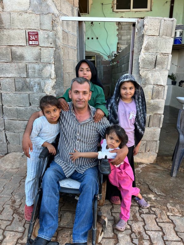 Engelli vatandaşı otobüse almayan şoför bir daha otobüs direksiyonuna geçemeyecek - Otobüse alınmayan engelli Salih Kara: - "Benim küçük kızım videoyu görünce 'Babamı dövmüşler' diye ağladı" Aykut Taştan HATAY (İHA) - Hatay'da otobüse binmek isteyen tekerlekli sandalyedeki vatandaşa engelli rampasını açmayan otobüs şoförüne idari para cezası uygulanarak, görevine son verildi. Şoförün bir daha toplu ulaşım araçlarında görev yapamaması için gerekli sürecin de başlatılacağı öğrenilirken, yaşadıklarını anlatan engelli Salih Kara, "Benim küçük kızım videoyu görünce 'Babamı dövmüşler' diye ağladı" dedi. Hatay'ın Reyhanlı ilçesinde yaşayan yüzde 80 engelli Salih Kara, hastane çıkışı özel halk otobüsüne binmek istedi. Tekerlekli sandalyesiyle evine gitmek isteyen Kara, şoförden engelli rampasının açılmasını talep etti. Otobüs şoförünün tekerlekli sandalyeyle tek başına otobüse binemeyeceğini söylemesi üzerine Kara ve otobüs şoförü arasında tartışma yaşandı. Çevredeki diğer şoförlerin de dahil olduğu tartışmada otobüs şoförünün, "Niye afra tavra yapıyorsun. Ben senin hizmetçin miyim ya niye çekiyorsun, ne telefon çekmesi. Kimse gelmeden almak yasak. İstediğin yere yaz" dediği anlar kameralara yansıdı. Otobüse alınmayan ve yaşadıklarını cep telefonuyla görüntüleyen Kara ise, "Şu an bir engelliye rampayı açmıyorsun, açmam diyorsun. Üsten üsten konuşuyorsun, plakanı alıyorum senin. Rampayı açmaya mecbursun. Telefon çekiyor. Görüşeceğiz" dedi. Olayın sosyal medyada gündeme gelmesinin ardından Hatay Büyükşehir Belediyesi zabıta ekipleri inceleme başlattı. Yapılan incelemelerde engelli rampasının açılmadığı, vatandaşa kaba davranıldığı ve toplu taşıma kurallarına uyulmadığı tespit edildi. Şoför Ş.H. hakkında 3 ayrı maddeden idari para cezası uygulanırken, bağlı olduğu kooperatif tarafından da görevine son verildi. Ayrıca Hatay Büyükşehir Belediyesi ve UKOME’de alınacak karar doğrultusunda şoförün bir daha toplu ulaşım araçlarında görev yapamaması için gerekli sürecin başlatılacağı öğrenildi. Engelli rampası açılmadığı için otobüse binemeyen engelli Salih Kara, yaşadıklarını şöyle anlattı: "Ben yüzde 80 ağır engelli raporum var, çalışma durumum yok. Engelli ve bakıcı maaşıyla geçinmeye çalışıyoruz. Olay günü hastaneye röntgen çektirmeye gittim ve bir gün evvel benim üroloji doktorumda randevum vardı. O gün röntgen cihazı arızalı olduğu için hastaneye olay günü gitmek zorunda kaldım. Ben hastanede işlemlerimi bitirdikten sonra hastanenin yanındaki halk otobüsü durağına gittim. 'Kaptan rampayı açar mısın?' dedim. Engelli rampası var ve açmak zorunda. Bu bir lütuf değil. Bana 'Refakatçin yok' dedi. Bunlar video çekmeden önce oldu. 'Refakatçin yoksa seni alamayız' dedi ve orada aramızda bir tartışma oldu. Tartışma esnasında bir kadın kardeşimiz kendisi rampayı açtı ama kaptan 'Yasak, almam seni' dedi. Refakatçimin olmadığını söyledi. 'Reyhanlı'nın kuralları ayrı, Türkiye Cumhuriyeti devletinin kuralları ayrı mı?' dedim. Tehditkar şekilde konuşmaya başladı. Olaya diğer iki şoför de müdahil olmaya başladılar. Ben o esnada cep telefonunu çıkardım. Çünkü aklıma türlü senaryolar geldi. Darbedilebilirm diye düşündüm. Telefonu çıkartmasaydım darbedilecektim. Hatta video çektiğim esnada kaptan zorla telefonu almaya çalıştı. Otobüs dolduktan sonra kendisini haklı çıkarmak için video çekerek 'Bakın yer var mı, nereye koyayım bunu' dedi. Sonradan diğer sıradaki otobüse bindim. Beyaz Masa'yı aradım ve yaklaşık 17 dakika konuştum. Hakkımı savunmak için yapabileceğim her şeyi yapacağım. Eve geldim ve daha da bir öfkelendim. Benim küçük kızım videoyu görünce 'Babamı dövmüşler' diye ağladı. Şoförle ilgili cezayı duyum olarak duydum. Ben yasal sürecin takipçisiyim. Hukuken ne gerekiyorsa hepsini yapacağım. Ben adamı tanıdığım yok, adamın da beni tanıdığı yok. Benimle ne derdin vardı."