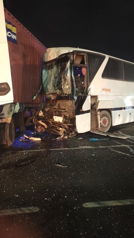Tır ile işçi servisi çarpıştı: 12 yaralı (Fotoğraflı) Ferit Savaş HATAY (İHA) - Hatay'da tır ile işçi servisinin çarpışmasıyla yaşanan kazada 12 kişi yaralandı. Kaza, Payas - İskenderun yolu Sarıseki mevkiinde yaşandı. Kazada, tır ile fabrikadan çıkan işçileri taşıyan servis otobüsü çarpıştı. Olay yerine sağlık ve polis ekipleri sevk edildi. Kendi imkanlarıyla araçtan çıkan yaralı işçiler ilk müdahalenin ardından hastanede tedavi altına alındı. Kazada 12 kişinin yaralandığı öğrenildi. Polis ekipleri kazayla ilgili inceleme başlattı.