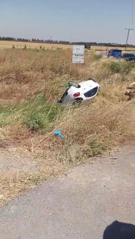Hatay’da iki otomobil çarpıştı: 6 yaralı (Fotoğraflı) Ahmet Aslan HATAY (İHA) - Hatay’ın Reyhanlı ilçesinde iki otomobilin çarpıştığı kazada 4’ü çocuk 6 kişi yaralandı. Kaza, Reyhanlı ilçesi Beşaslan Mahallesi’nde yaşandı. Trafikte seyir halinde olan iki otomobil çarpıştı. İki otomobilin çarpışmasıyla yaşanan kazada 4’ü çocuk 6 kişi yaralandı. Kazayı gören vatandaşların durumu 112 Acil Çağrı Merkezi’ne bildirilmesi üzerine olay yerine jandarma, ambulans ve itfaiye ekipleri sevk edildi. İtfaiye ekipleri, araç içerisinde sıkışan yaralıları kurtararak sağlık ekiplerine teslim etti. Sağlık ekiplerinin ilk müdahalesinin ardından yaralılar, ambulansla hastaneye kaldırıldı. Kazayla ilgili inceleme başlatıldı.