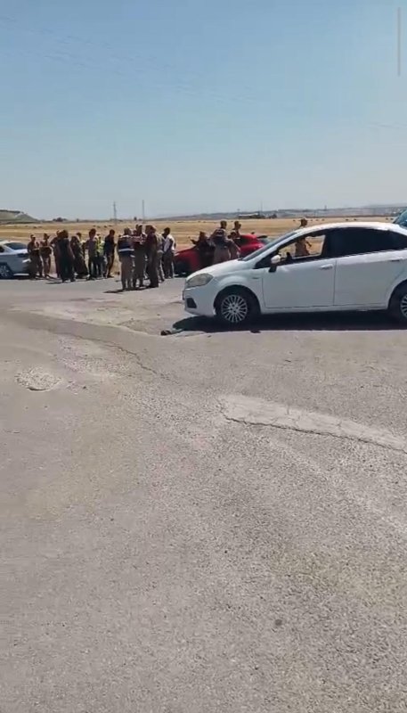 Hatay’da iki otomobil çarpıştı: 6 yaralı (Fotoğraflı) Ahmet Aslan HATAY (İHA) - Hatay’ın Reyhanlı ilçesinde iki otomobilin çarpıştığı kazada 4’ü çocuk 6 kişi yaralandı. Kaza, Reyhanlı ilçesi Beşaslan Mahallesi’nde yaşandı. Trafikte seyir halinde olan iki otomobil çarpıştı. İki otomobilin çarpışmasıyla yaşanan kazada 4’ü çocuk 6 kişi yaralandı. Kazayı gören vatandaşların durumu 112 Acil Çağrı Merkezi’ne bildirilmesi üzerine olay yerine jandarma, ambulans ve itfaiye ekipleri sevk edildi. İtfaiye ekipleri, araç içerisinde sıkışan yaralıları kurtararak sağlık ekiplerine teslim etti. Sağlık ekiplerinin ilk müdahalesinin ardından yaralılar, ambulansla hastaneye kaldırıldı. Kazayla ilgili inceleme başlatıldı.