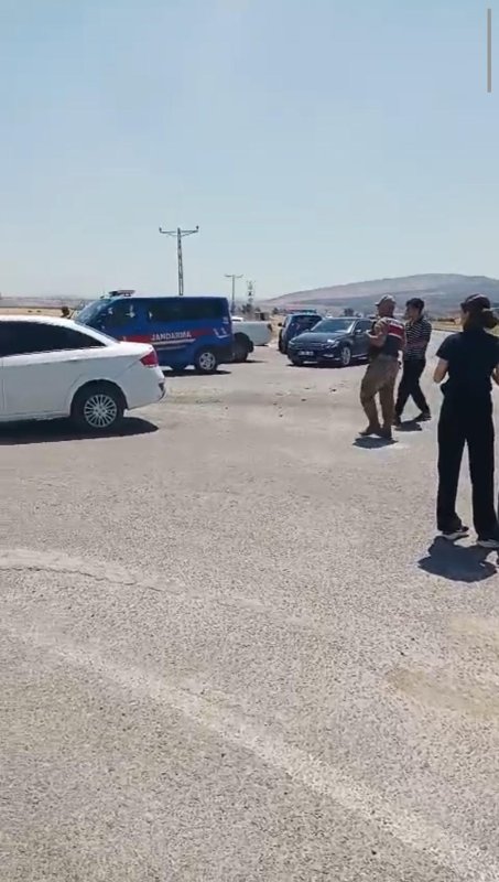 Hatay’da iki otomobil çarpıştı: 6 yaralı (Fotoğraflı) Ahmet Aslan HATAY (İHA) - Hatay’ın Reyhanlı ilçesinde iki otomobilin çarpıştığı kazada 4’ü çocuk 6 kişi yaralandı. Kaza, Reyhanlı ilçesi Beşaslan Mahallesi’nde yaşandı. Trafikte seyir halinde olan iki otomobil çarpıştı. İki otomobilin çarpışmasıyla yaşanan kazada 4’ü çocuk 6 kişi yaralandı. Kazayı gören vatandaşların durumu 112 Acil Çağrı Merkezi’ne bildirilmesi üzerine olay yerine jandarma, ambulans ve itfaiye ekipleri sevk edildi. İtfaiye ekipleri, araç içerisinde sıkışan yaralıları kurtararak sağlık ekiplerine teslim etti. Sağlık ekiplerinin ilk müdahalesinin ardından yaralılar, ambulansla hastaneye kaldırıldı. Kazayla ilgili inceleme başlatıldı.