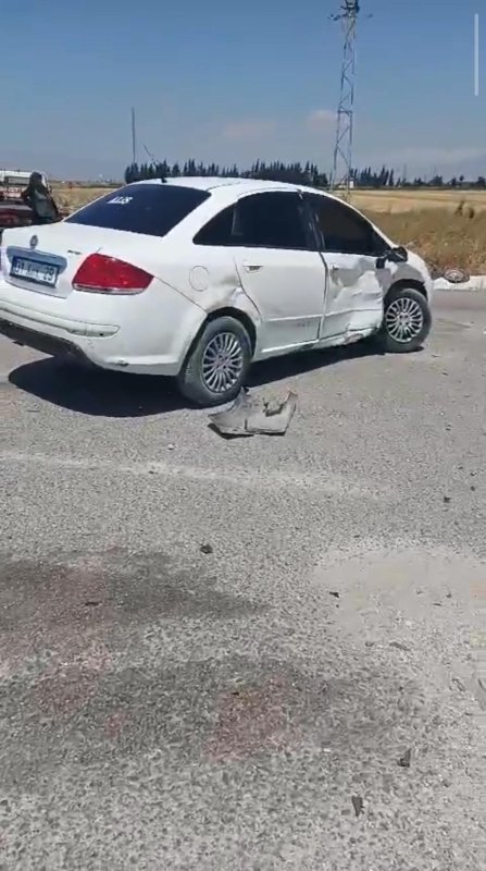 Hatay’da iki otomobil çarpıştı: 6 yaralı (Fotoğraflı) Ahmet Aslan HATAY (İHA) - Hatay’ın Reyhanlı ilçesinde iki otomobilin çarpıştığı kazada 4’ü çocuk 6 kişi yaralandı. Kaza, Reyhanlı ilçesi Beşaslan Mahallesi’nde yaşandı. Trafikte seyir halinde olan iki otomobil çarpıştı. İki otomobilin çarpışmasıyla yaşanan kazada 4’ü çocuk 6 kişi yaralandı. Kazayı gören vatandaşların durumu 112 Acil Çağrı Merkezi’ne bildirilmesi üzerine olay yerine jandarma, ambulans ve itfaiye ekipleri sevk edildi. İtfaiye ekipleri, araç içerisinde sıkışan yaralıları kurtararak sağlık ekiplerine teslim etti. Sağlık ekiplerinin ilk müdahalesinin ardından yaralılar, ambulansla hastaneye kaldırıldı. Kazayla ilgili inceleme başlatıldı.