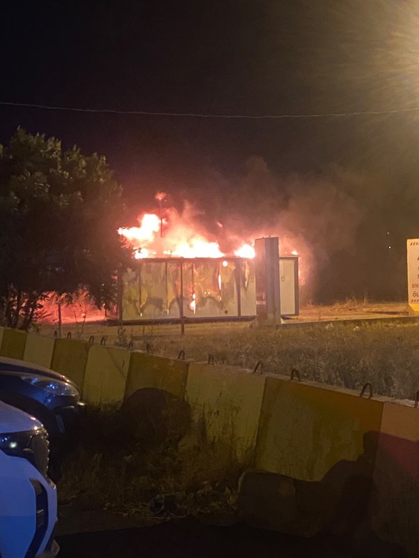 Hatay'da alevlere teslim olan konteyner kullanılamaz hale geldi