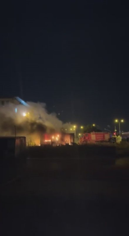 Hatay'da alevlere teslim olan konteyner kullanılamaz hale geldi