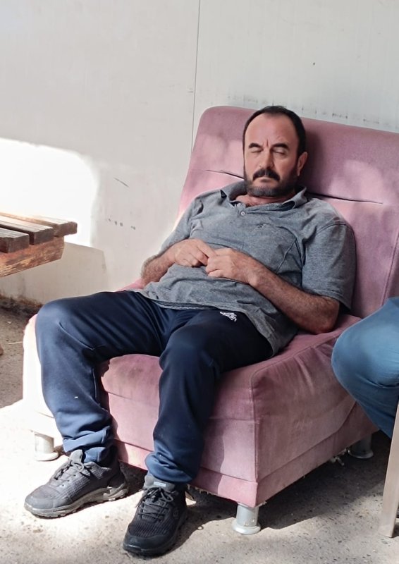 Denize düşen adamın çırpınarak can verdiği anlar görüntülendi (Fotoğraflı) Ferit Savaş HATAY (İHA) - Hatay'ın Payas ilçesinde denize düşen adamın çırpınarak can verdiği anlar güvenlik kamerasına yansıdı. Olay, 22 Haziran'da Payas ilçesi Karacami Mahallesi sahil kenarında yaşandı. Sabahın erken saatlerinde Cengiz Gül (60), barınakta gezdiği esnada dengesini kaybetmesiyle denize düşerek boğuldu. Olayı fark eden çevredekilerin durumu 112 Acil Çağrı Merkezi'ne bildirilmesiyle olay yerine sahil güvenlik ve ambulans ekipleri sevk edildi. Kısa sürede bölgeye gelen dalgıç ekibi, adamın cansız bedenini çıkartarak sağlık ekiplerine teslim etti. Sağlık ekiplerinin müdahalesiyle öldüğü tespit edilen Gül'ün cansız bedeni cenaze aracıyla morga götürüldü. Denize düşüp boğulan Gül'ün çırpınarak can verdiği anlar güvenlik kamerasına yansıdı. Görüntülerde; dengesini kaybederek tekneden düşen Gül'ün denizde çırpınarak kurtulmaya çalışırken can verdiği anlar kameraya kaydedildi.